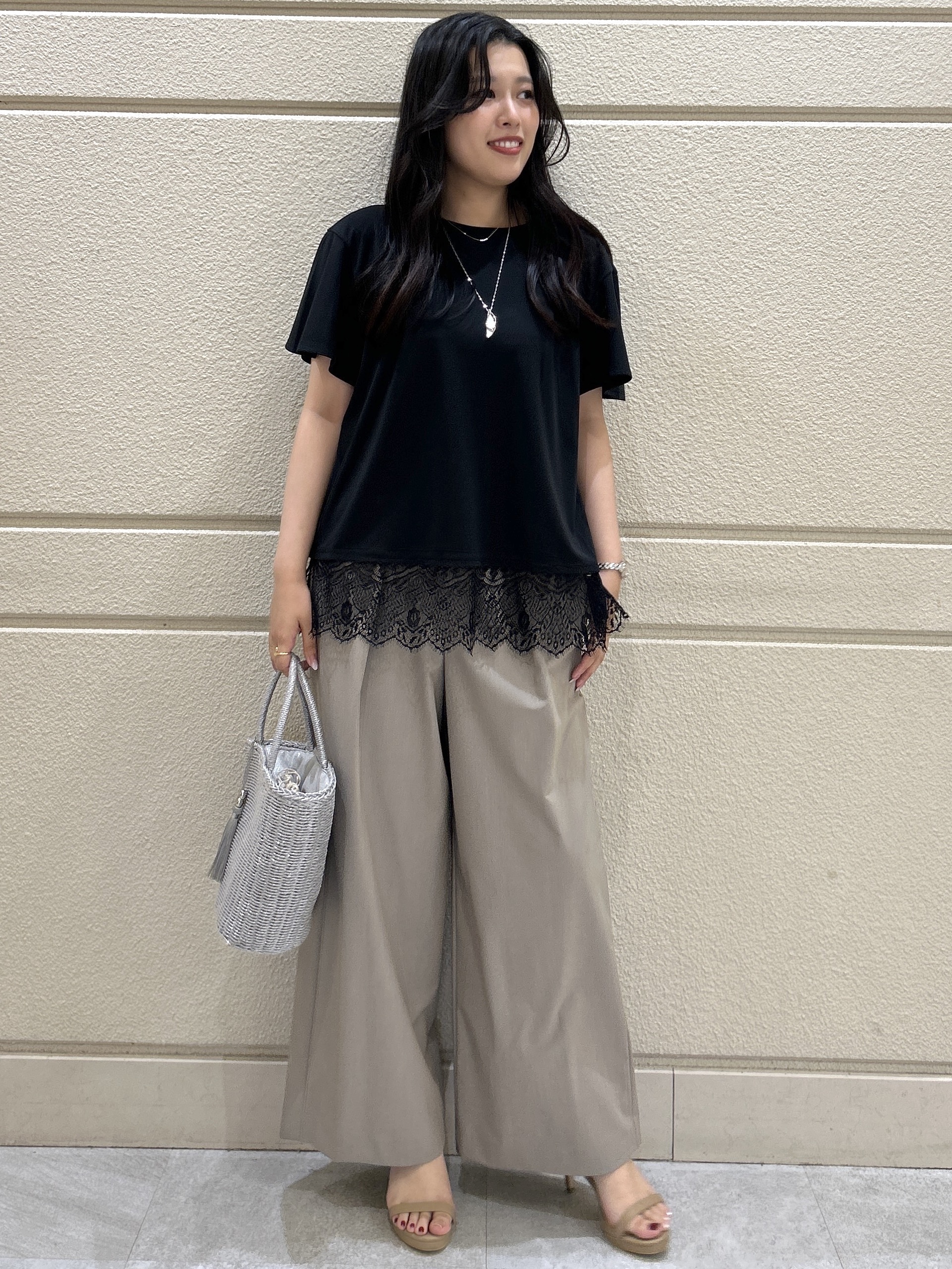 Momokaさんの「COUP DE CHANCE｜【手洗い可／日本製／接触冷感】裾レースカットソー」を使ったコーディネート
