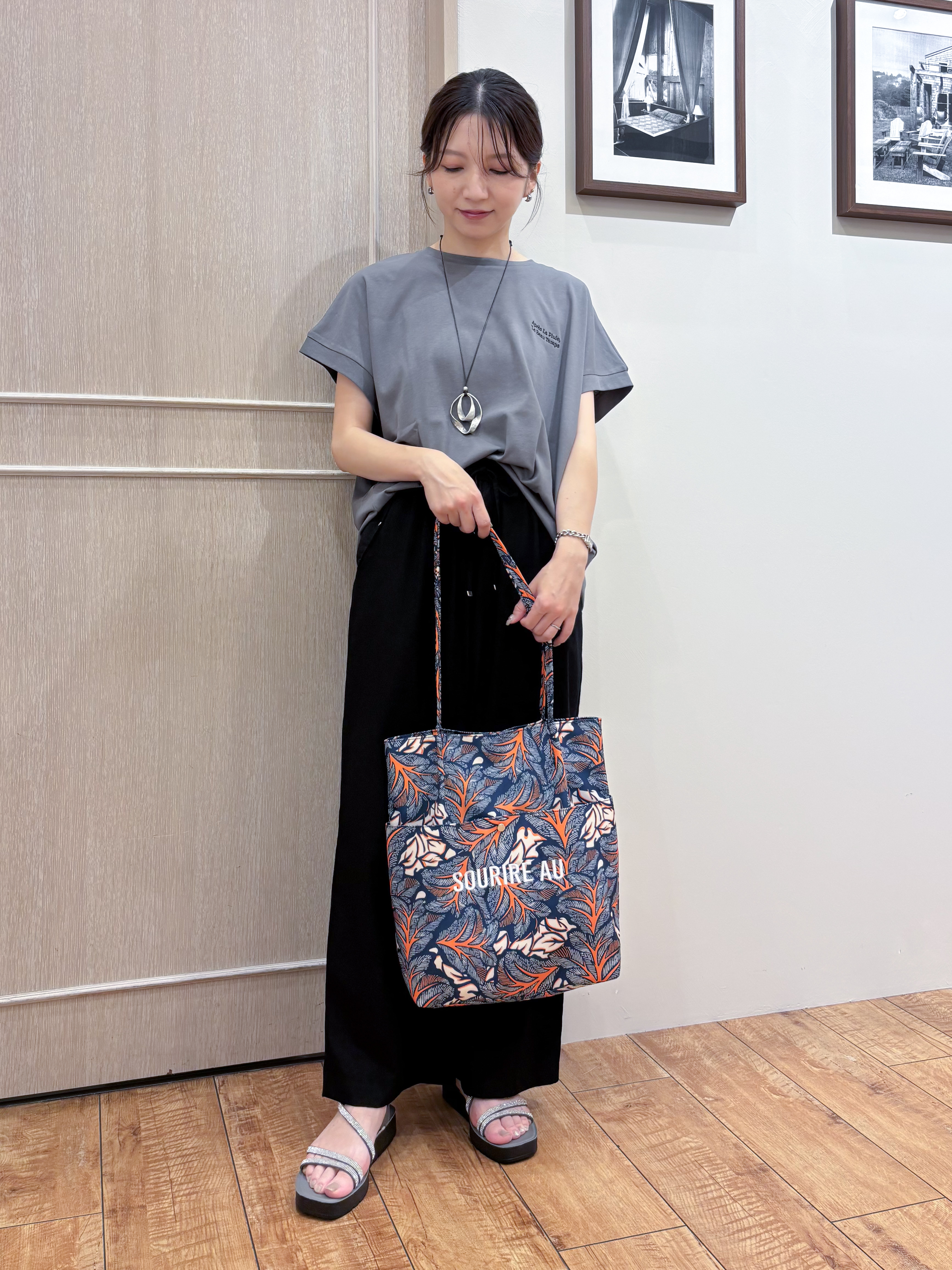 なみさんの「SHOO･LA･RUE｜【汗じみ防止/ひんやり/S-LL】インせず着られる 刺繍ロゴTシャツ」を使ったコーディネート