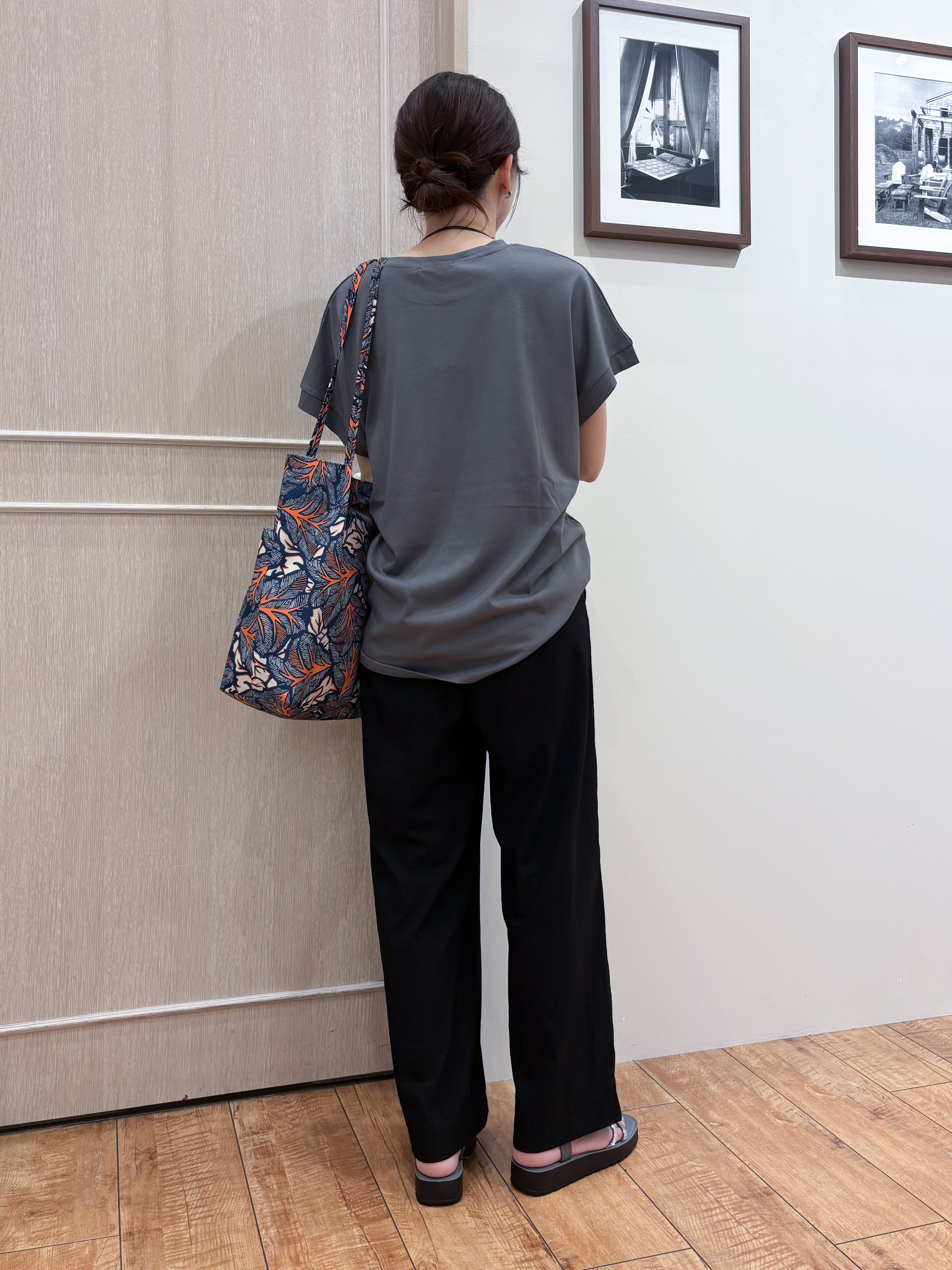 なみさんの「SHOO･LA･RUE｜【汗じみ防止/ひんやり/S-LL】インせず着られる 刺繍ロゴTシャツ」を使ったコーディネート