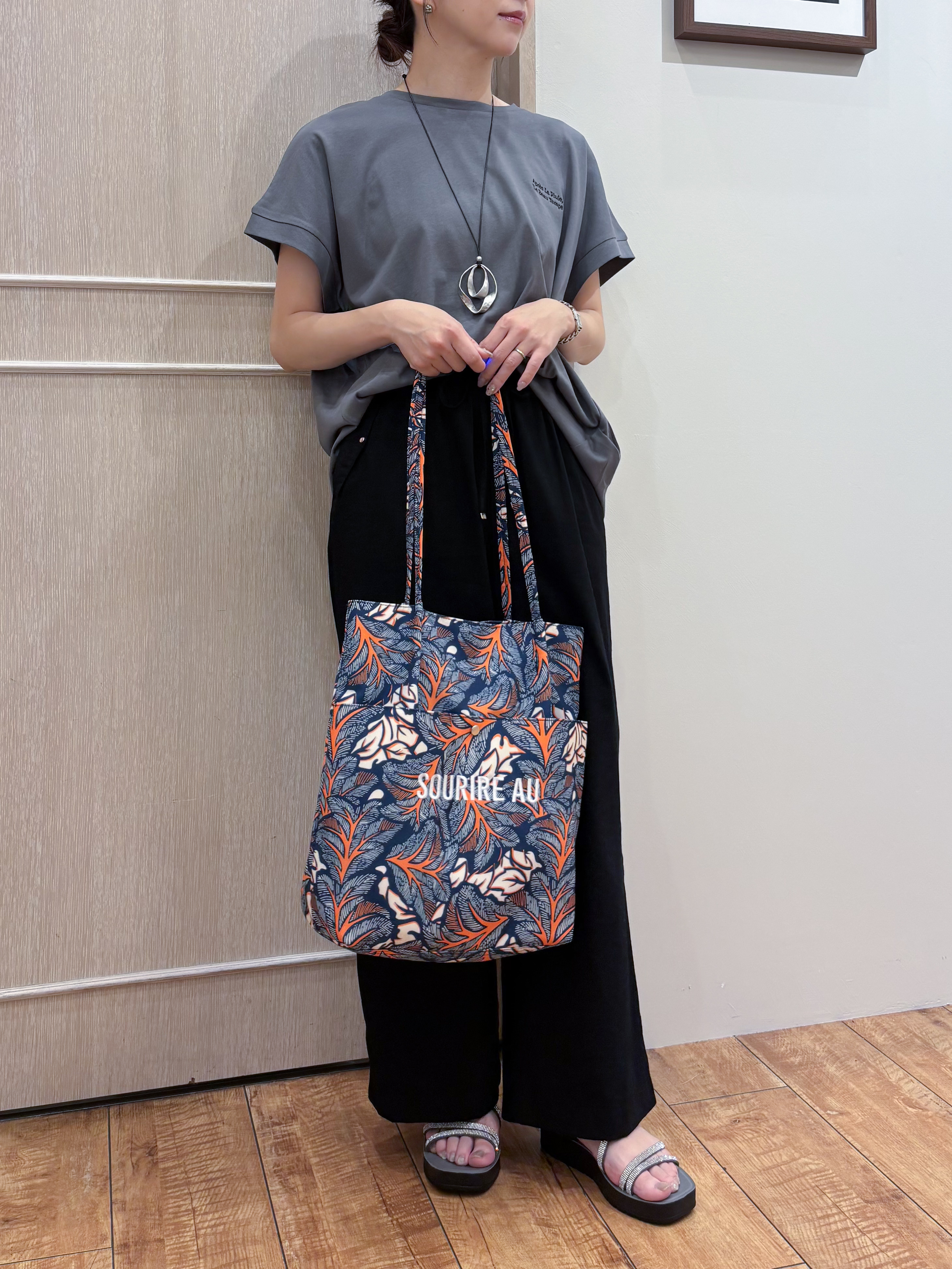 なみさんの「SHOO･LA･RUE｜【汗じみ防止/ひんやり/S-LL】インせず着られる 刺繍ロゴTシャツ」を使ったコーディネート