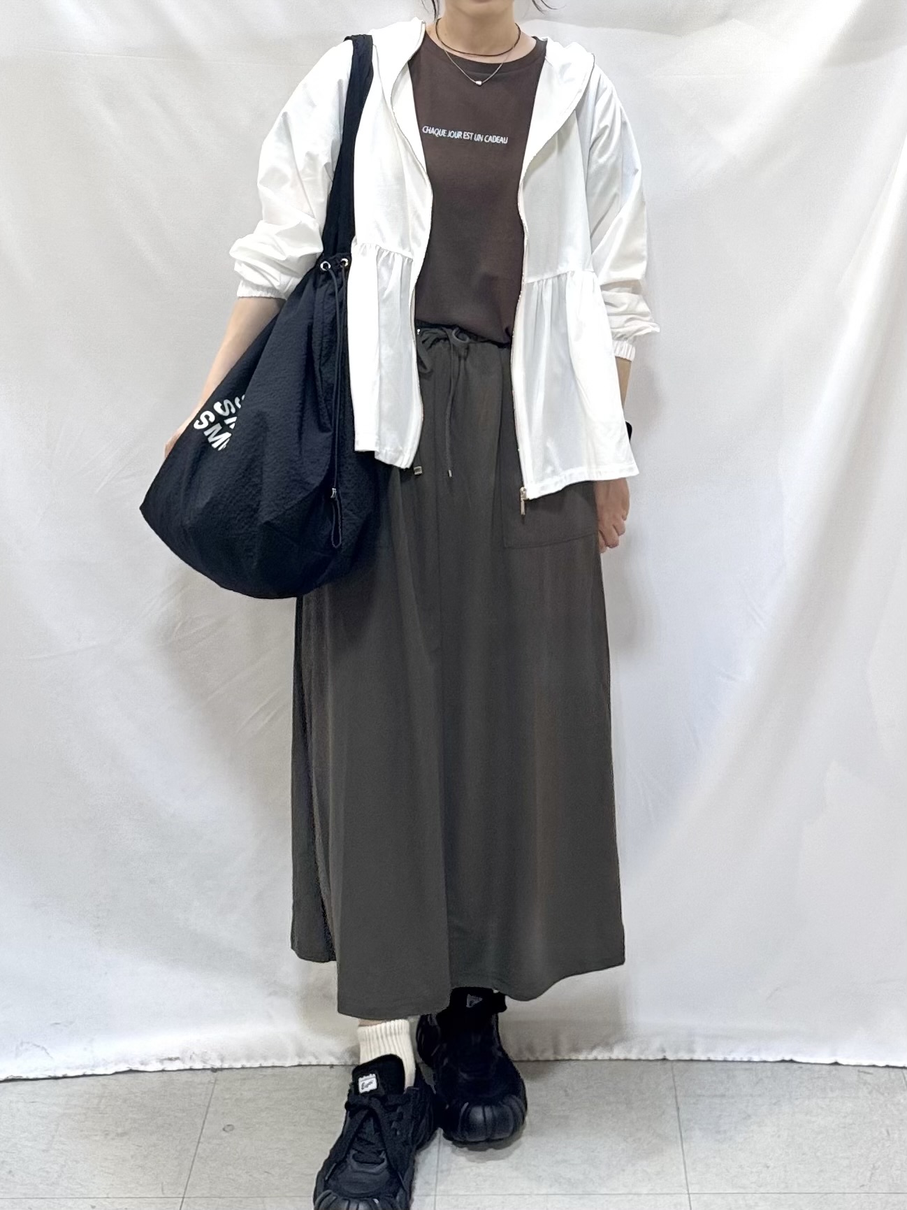𝐇𝐢𝐫𝐨𝐦𝐢さんの「SHOO･LA･RUE｜【ひんやり/S-LL/体型カバー】ペプラムフリルとゴールドパーツが女性らしい UVパーカ」を使ったコーディネート