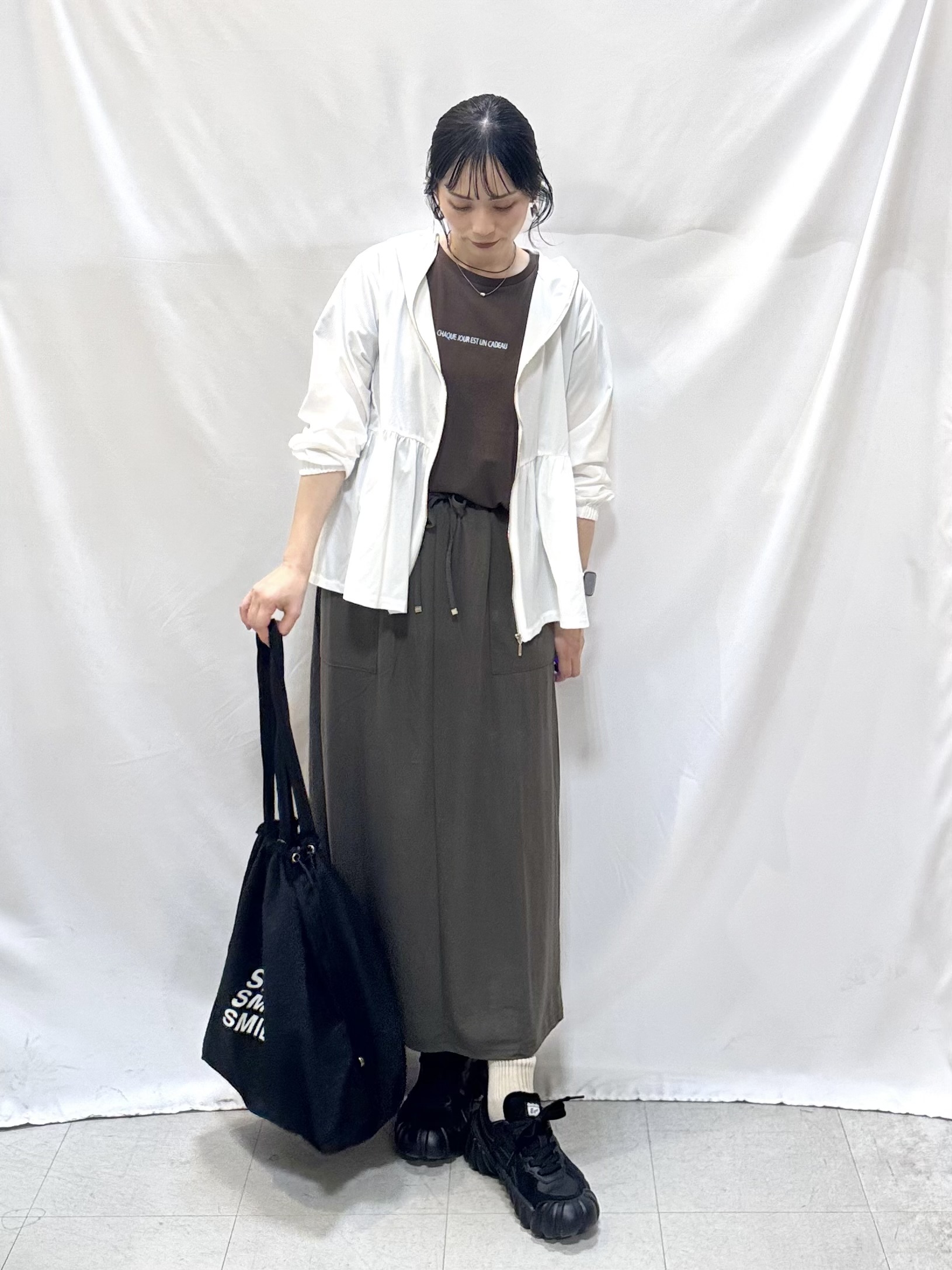 𝐇𝐢𝐫𝐨𝐦𝐢さんの「SHOO･LA･RUE｜【ひんやり/S-LL/体型カバー】ペプラムフリルとゴールドパーツが女性らしい UVパーカ」を使ったコーディネート