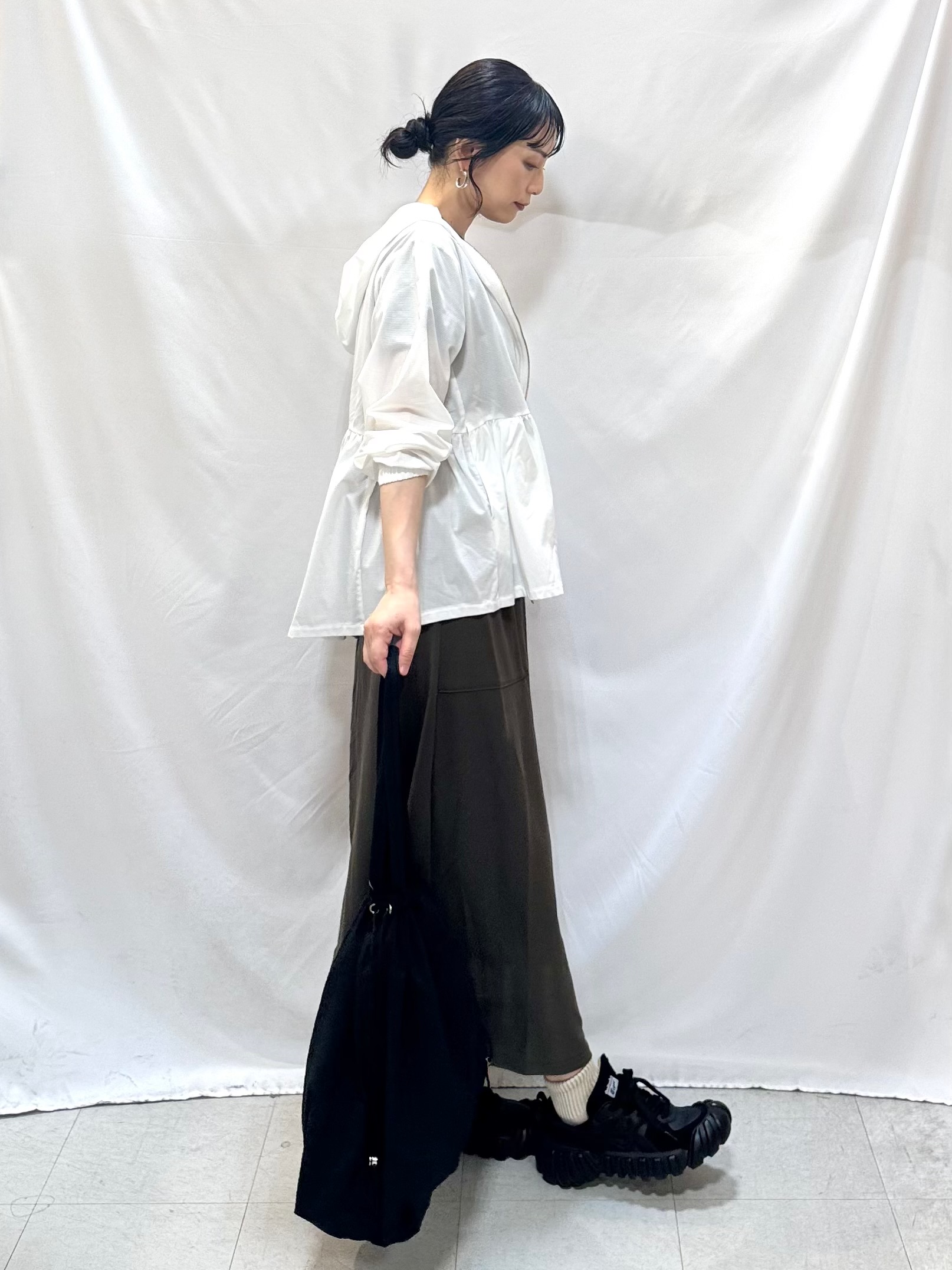 𝐇𝐢𝐫𝐨𝐦𝐢さんの「SHOO･LA･RUE｜【ひんやり/S-LL/体型カバー】ペプラムフリルとゴールドパーツが女性らしい UVパーカ」を使ったコーディネート