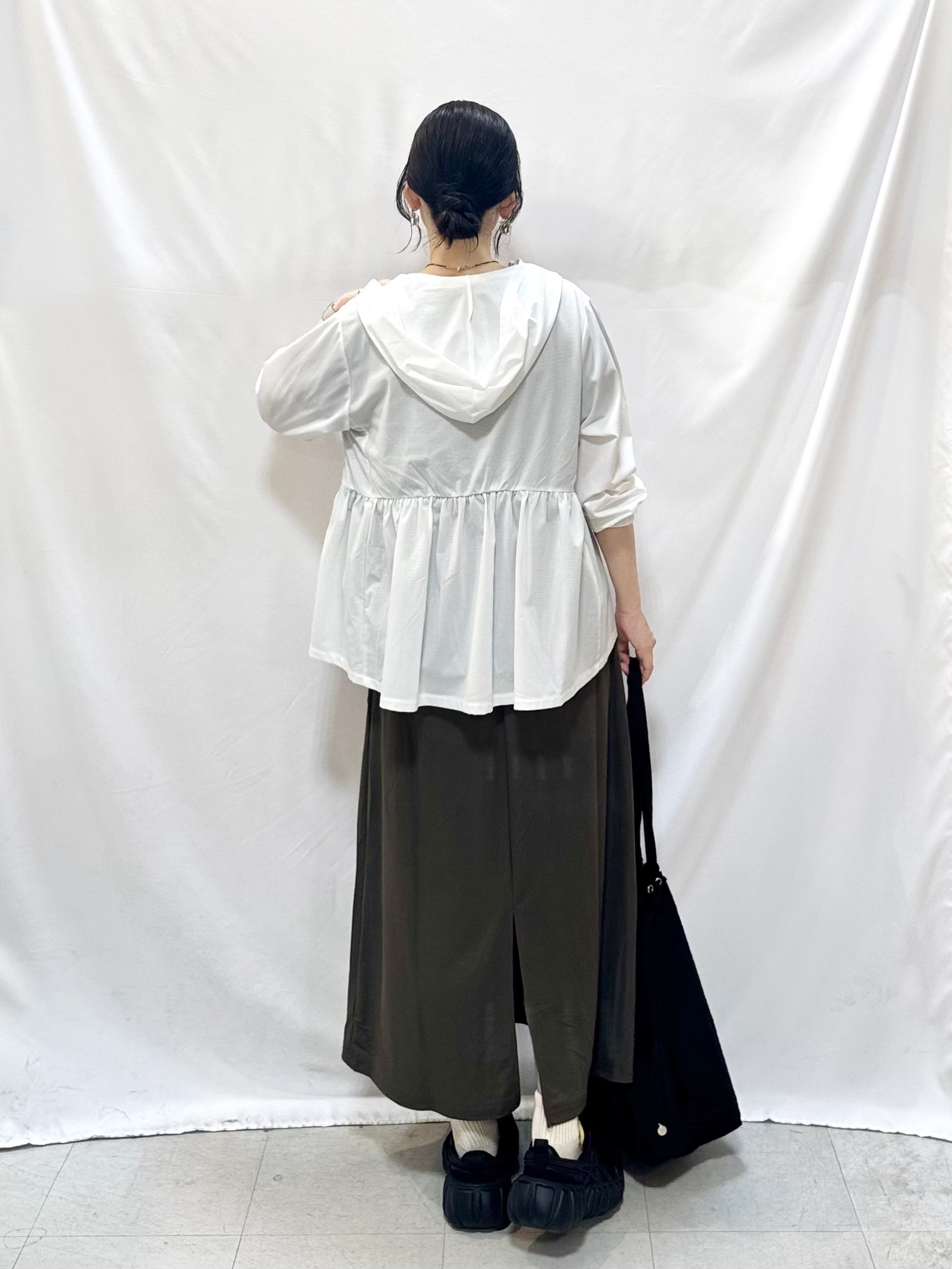 𝐇𝐢𝐫𝐨𝐦𝐢さんの「SHOO･LA･RUE｜【ひんやり/S-LL/体型カバー】ペプラムフリルとゴールドパーツが女性らしい UVパーカ」を使ったコーディネート