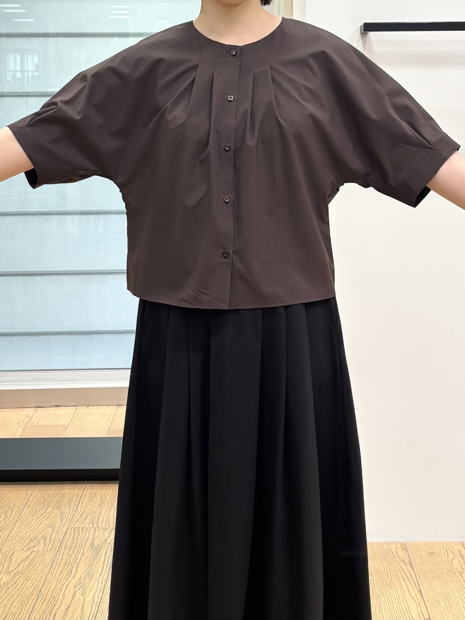 asamiさんの「INDIVI｜【撥水／UVカット】タックデザインブラウス」を使ったコーディネート