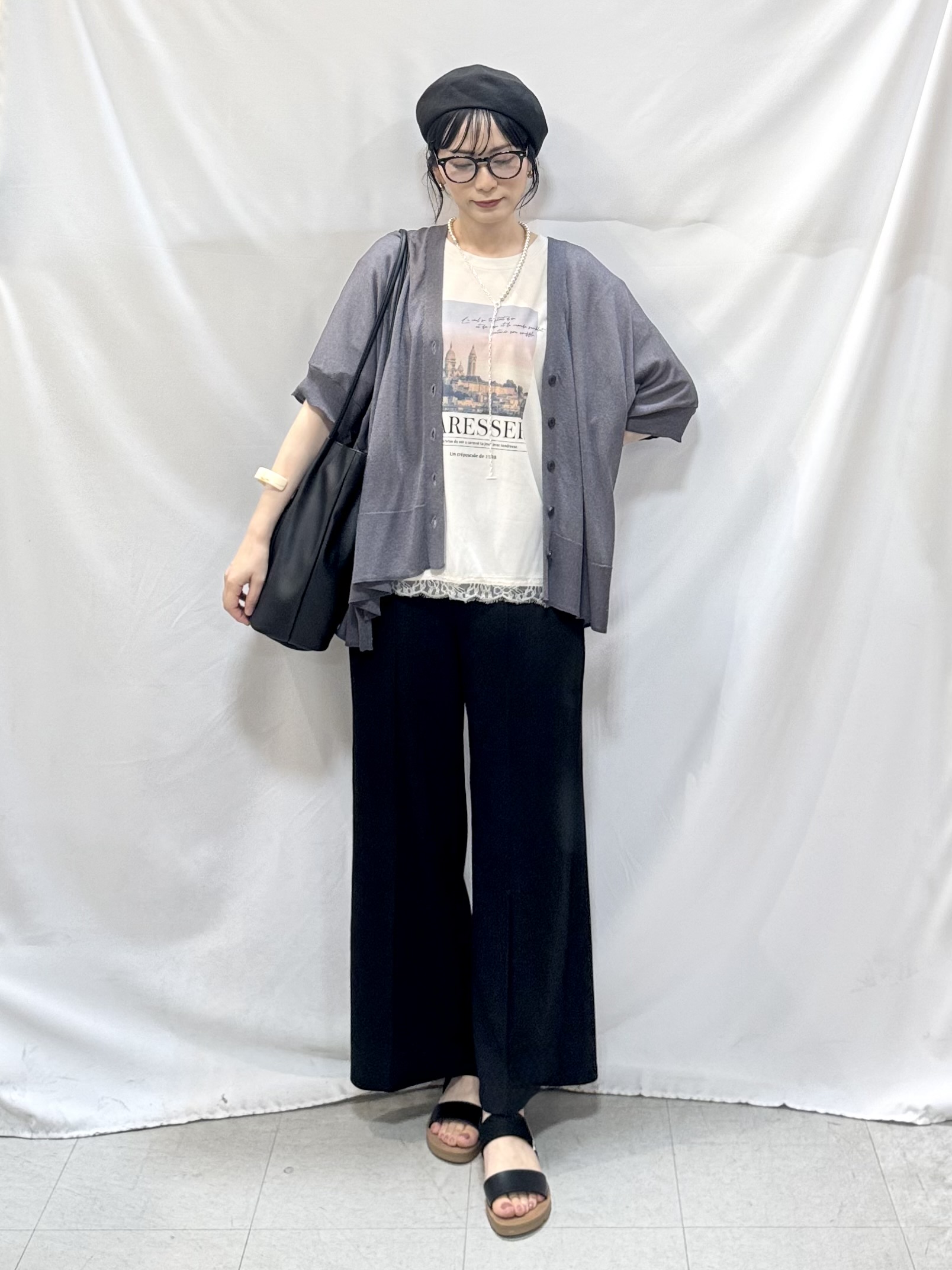 𝐇𝐢𝐫𝐨𝐦𝐢さんの「SHOO･LA･RUE｜【洗濯機可/体型カバー】上品ラメがきらめく シアーポンチョ風カーディガン」を使ったコーディネート