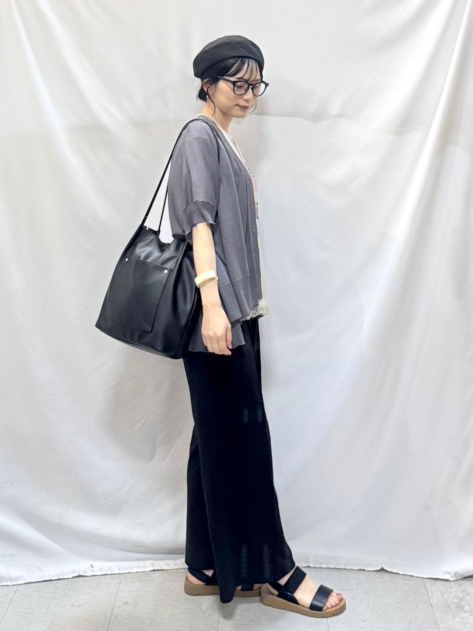 𝐇𝐢𝐫𝐨𝐦𝐢さんの「SHOO･LA･RUE｜【洗濯機可/体型カバー】上品ラメがきらめく シアーポンチョ風カーディガン」を使ったコーディネート