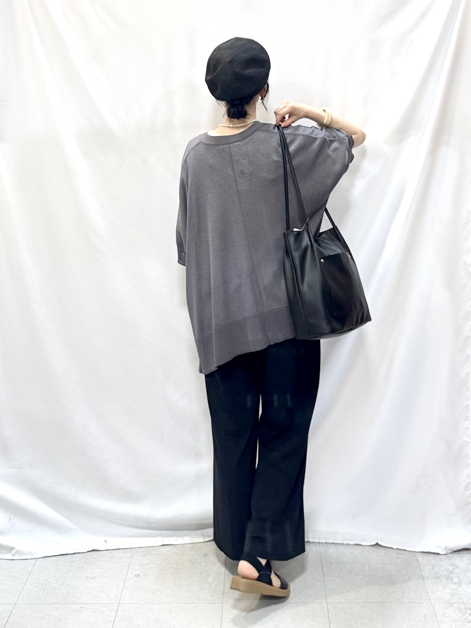 𝐇𝐢𝐫𝐨𝐦𝐢さんの「SHOO･LA･RUE｜【洗濯機可/体型カバー】上品ラメがきらめく シアーポンチョ風カーディガン」を使ったコーディネート