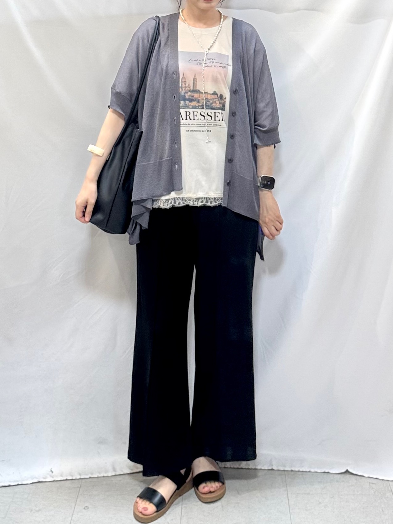 𝐇𝐢𝐫𝐨𝐦𝐢さんの「SHOO･LA･RUE｜【洗濯機可/体型カバー】上品ラメがきらめく シアーポンチョ風カーディガン」を使ったコーディネート