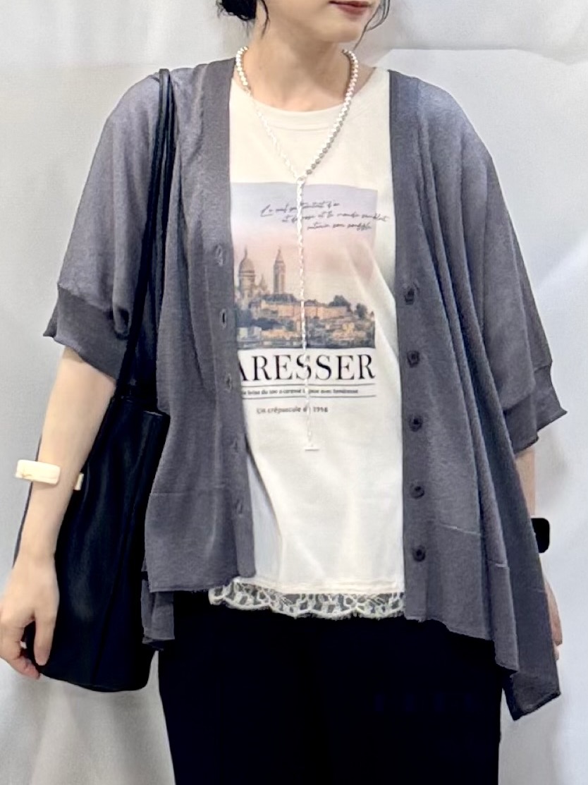 𝐇𝐢𝐫𝐨𝐦𝐢さんの「SHOO･LA･RUE｜【洗濯機可/体型カバー】上品ラメがきらめく シアーポンチョ風カーディガン」を使ったコーディネート