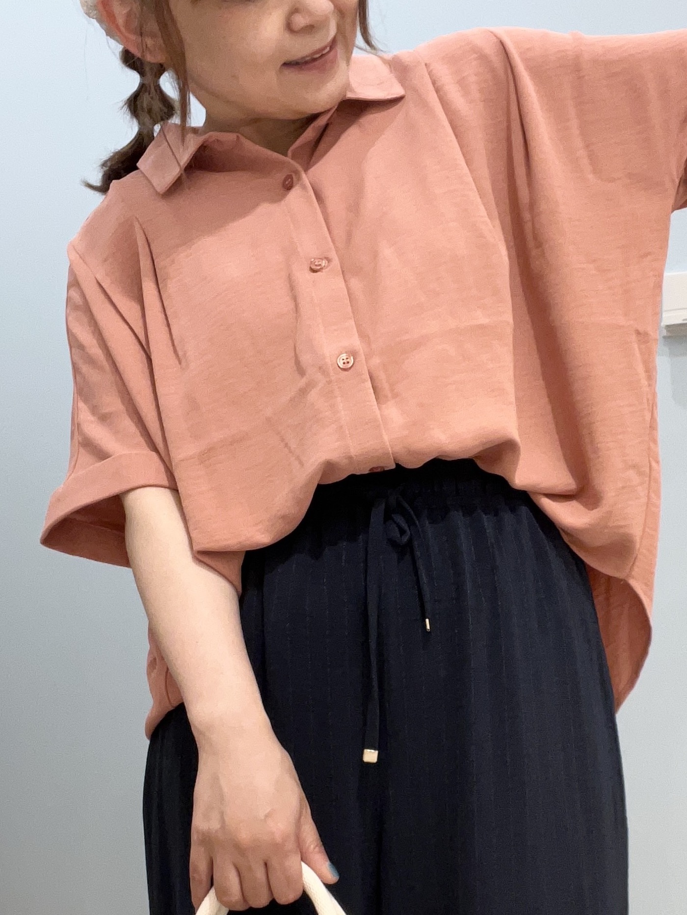 kitaさんの「SHOO･LA･RUE｜【ひんやり/洗濯機可/S-LL】肩タックとロールアップでこなれ見え デザイン半袖シャツ」を使ったコーディネート