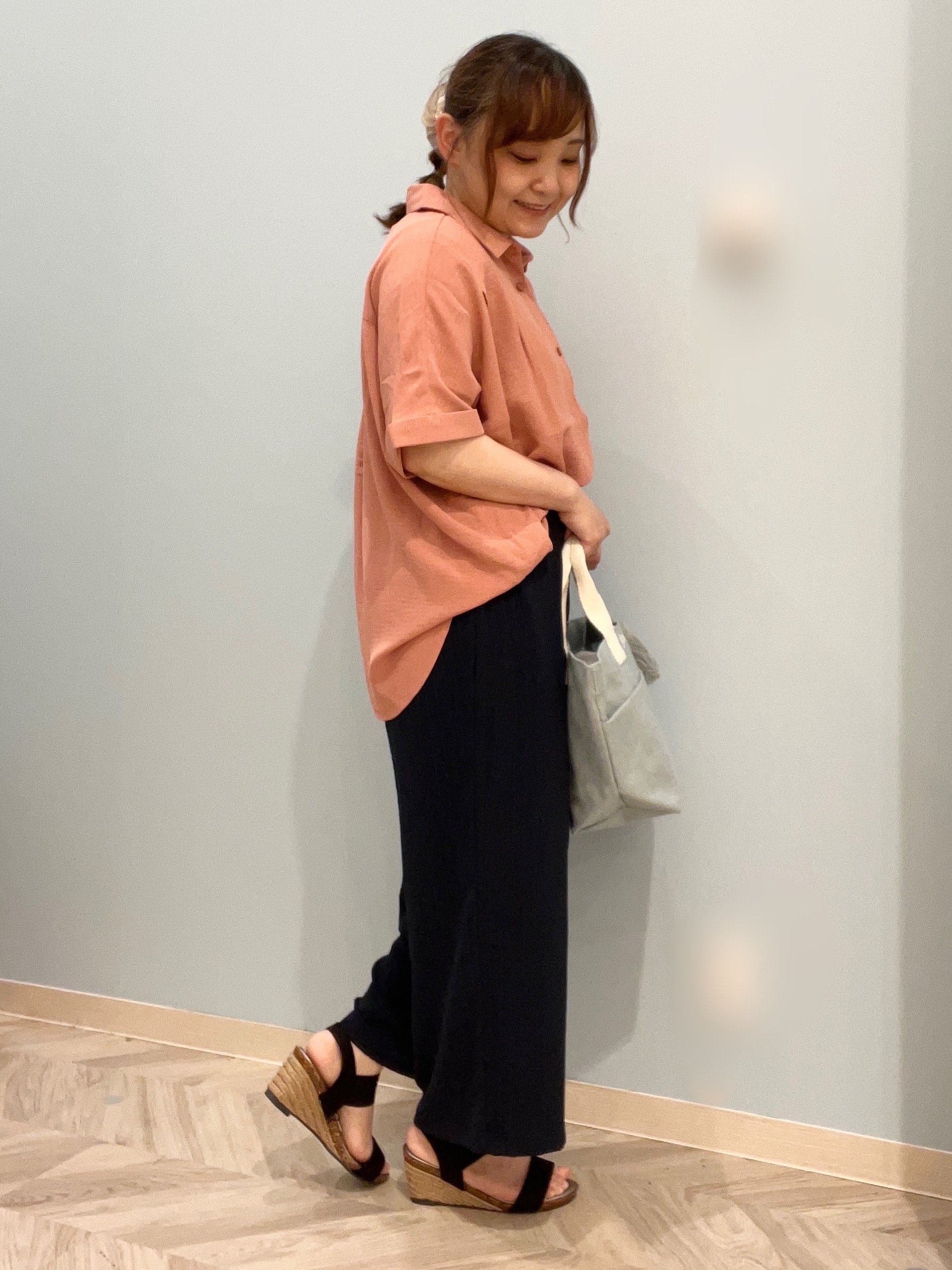 kitaさんの「SHOO･LA･RUE｜【ひんやり/洗濯機可/S-LL】肩タックとロールアップでこなれ見え デザイン半袖シャツ」を使ったコーディネート