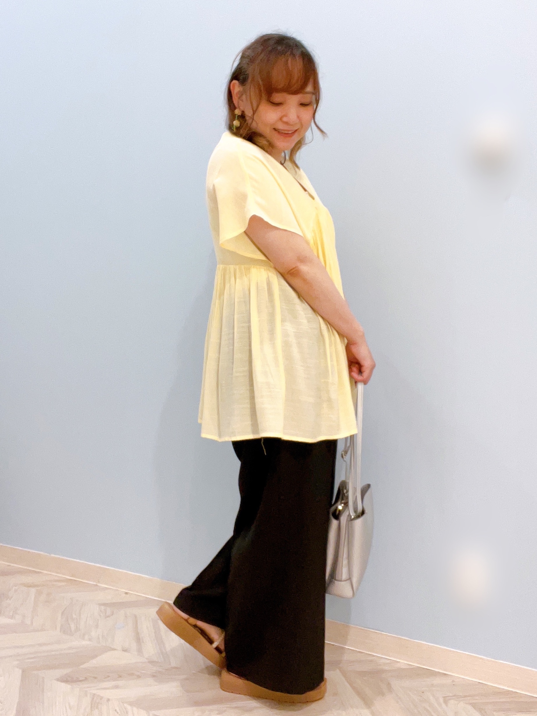 kitaさんの「SHOO･LA･RUE｜【ひんやり/UV/体型カバー】インせず着られる Vネックギャザーブラウス」を使ったコーディネート