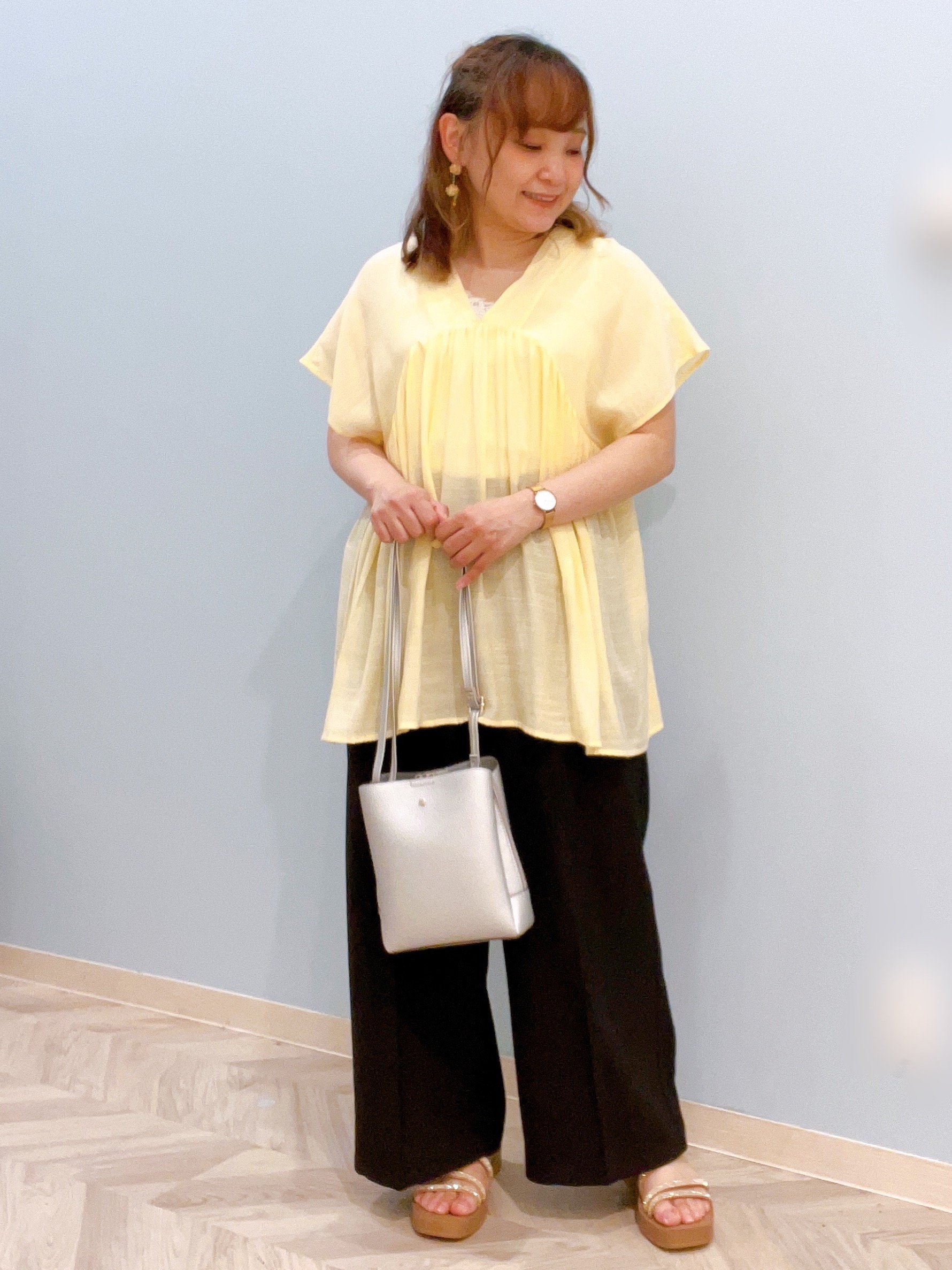 kitaさんの「SHOO･LA･RUE｜【ひんやり/UV/体型カバー】インせず着られる Vネックギャザーブラウス」を使ったコーディネート