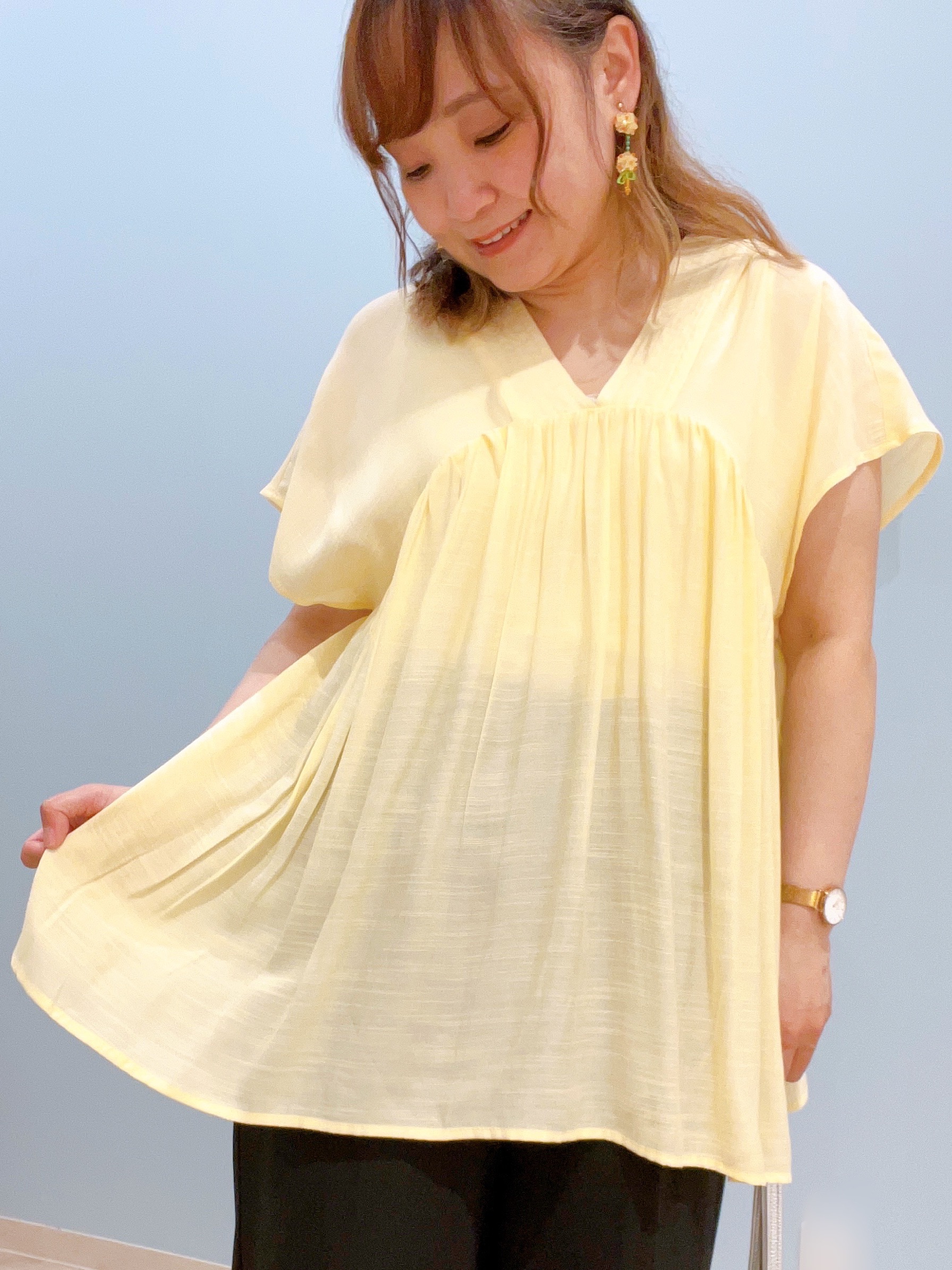 kitaさんの「SHOO･LA･RUE｜【ひんやり/UV/体型カバー】インせず着られる Vネックギャザーブラウス」を使ったコーディネート