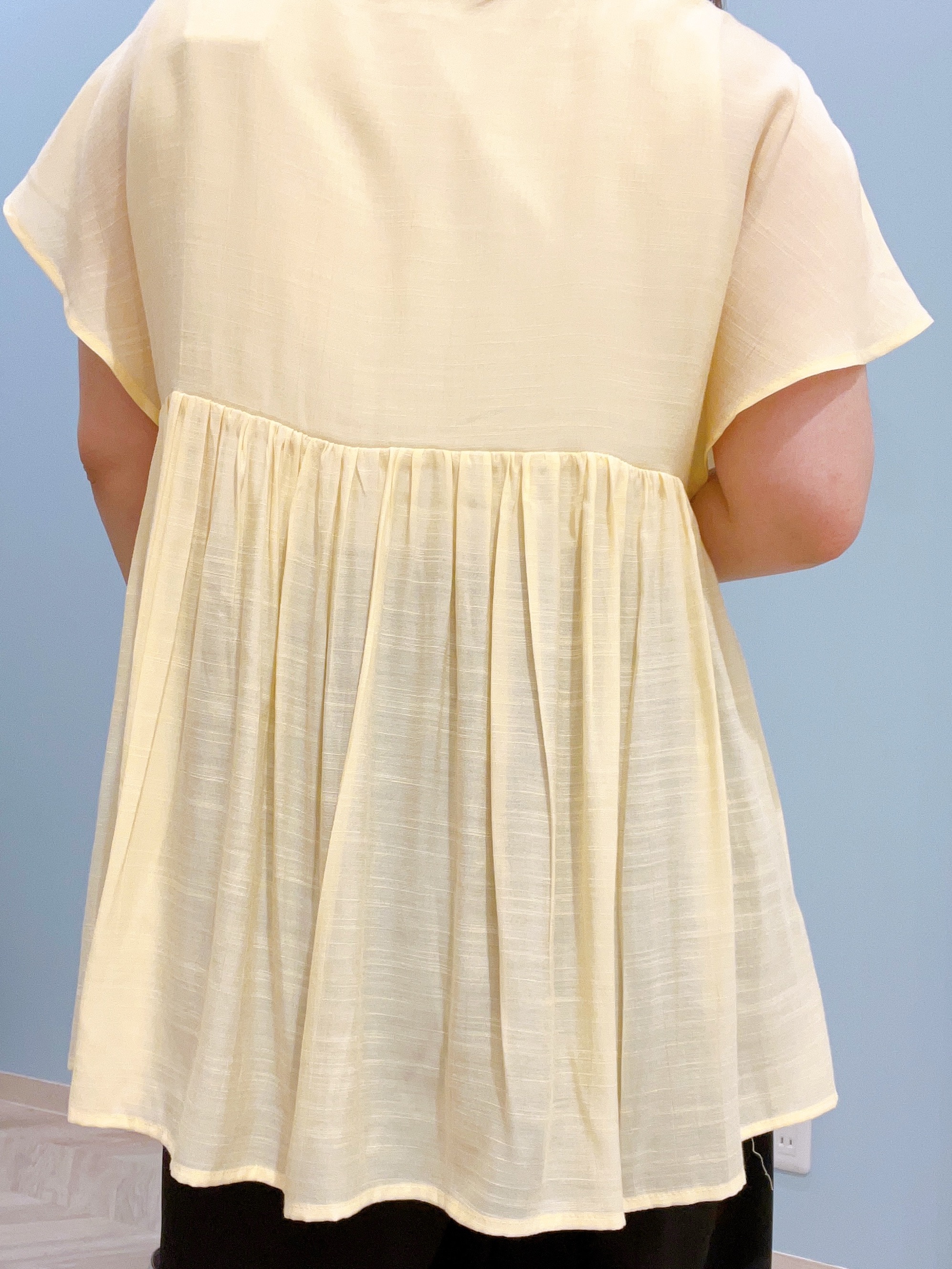 kitaさんの「SHOO･LA･RUE｜【ひんやり/UV/体型カバー】インせず着られる Vネックギャザーブラウス」を使ったコーディネート