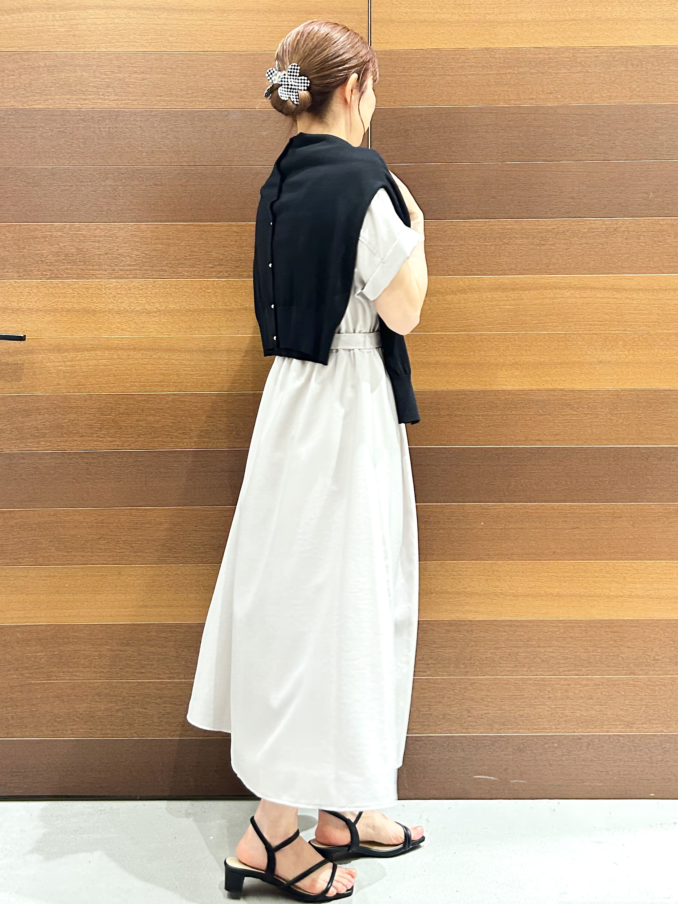 yumiさんの「OPAQUE.CLIP｜【接触冷感】ビジューボタンカーディガン《抗ピリング／洗濯機OK》」を使ったコーディネート