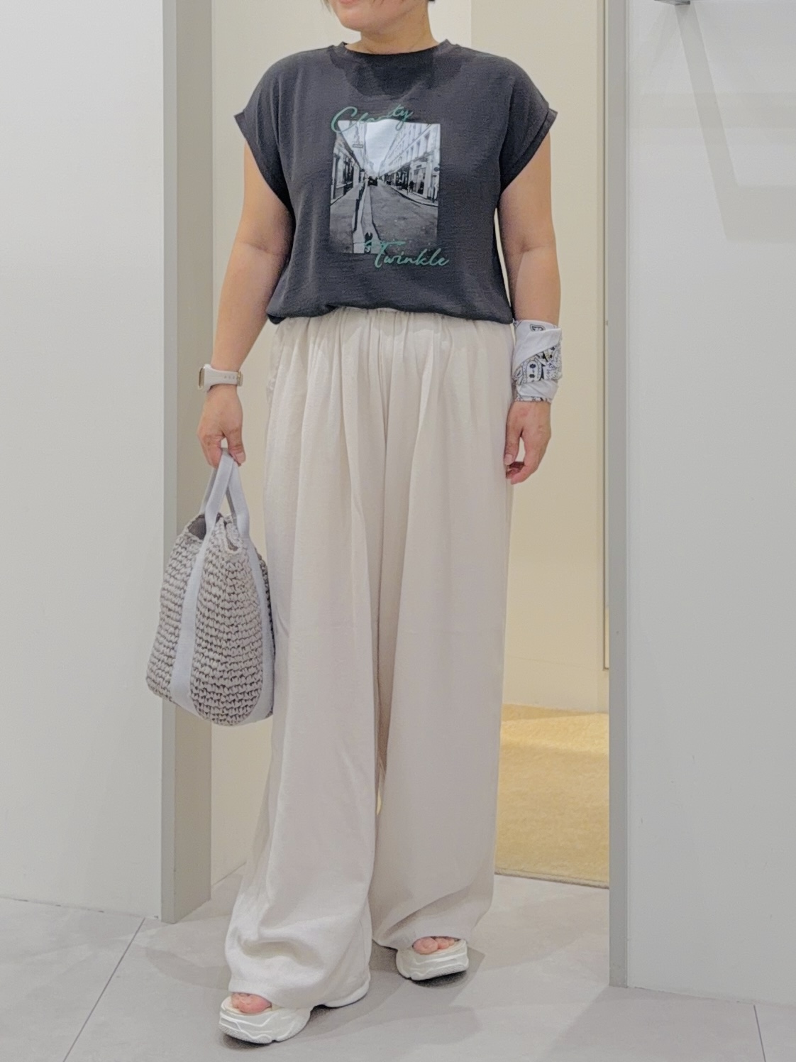 タナさんの「THE SHOP TK｜【ひんやりさらさら】軽やかに着られる プリントTシャツ」を使ったコーディネート