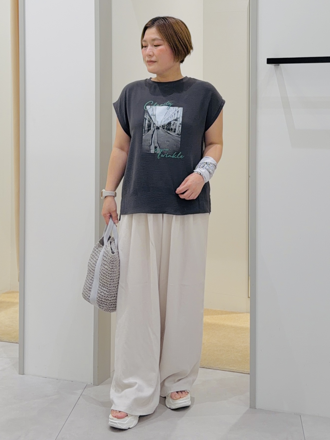 タナさんの「THE SHOP TK｜【ひんやりさらさら】軽やかに着られる プリントTシャツ」を使ったコーディネート