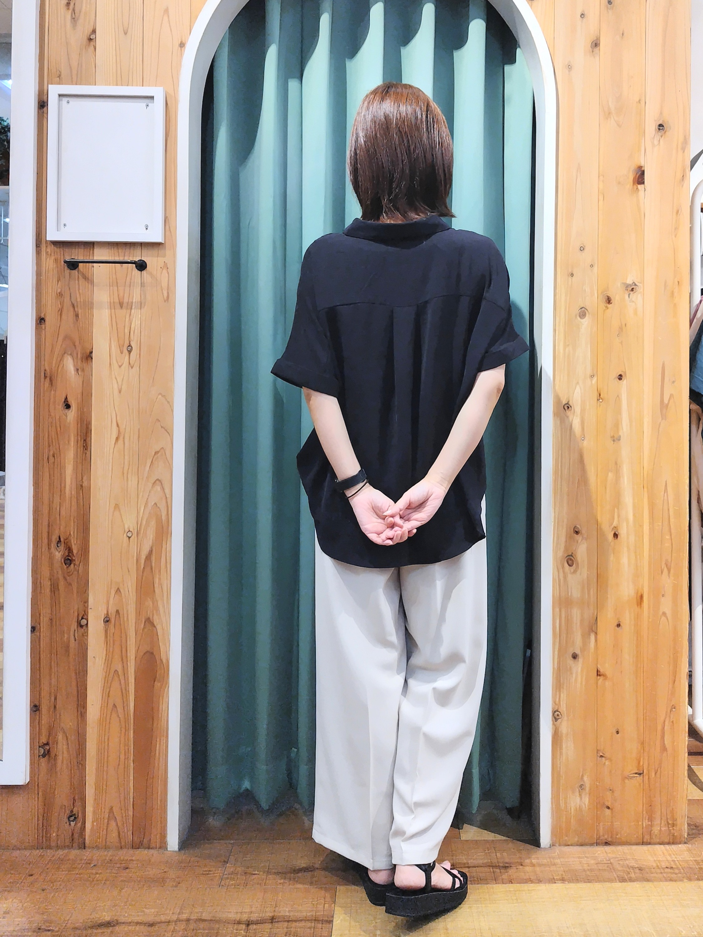 ショーコラさんの「SHOO･LA･RUE｜【ひんやり/洗濯機可/S-LL】肩タックとロールアップでこなれ見え デザイン半袖シャツ」を使ったコーディネート