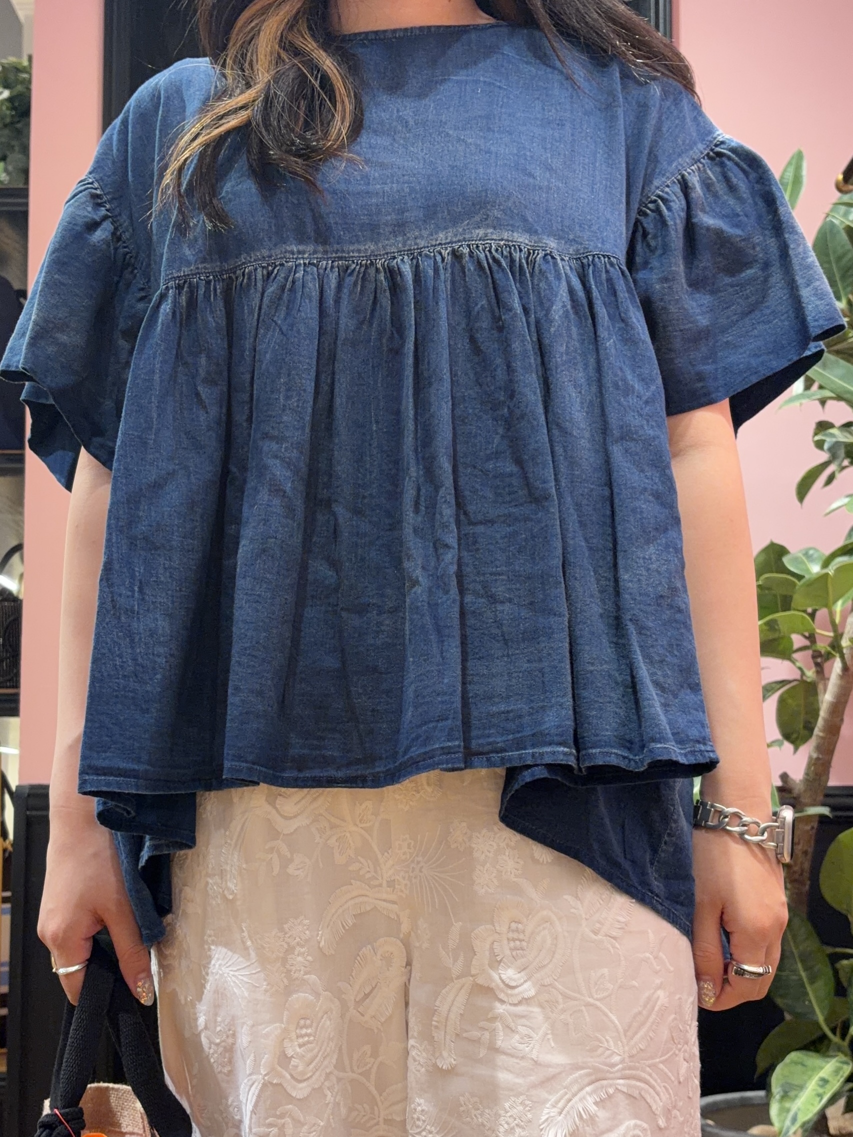 SAKAIさんの「DRESSTERIOR｜【夏デニム】シアーデニムAラインブラウス」を使ったコーディネート