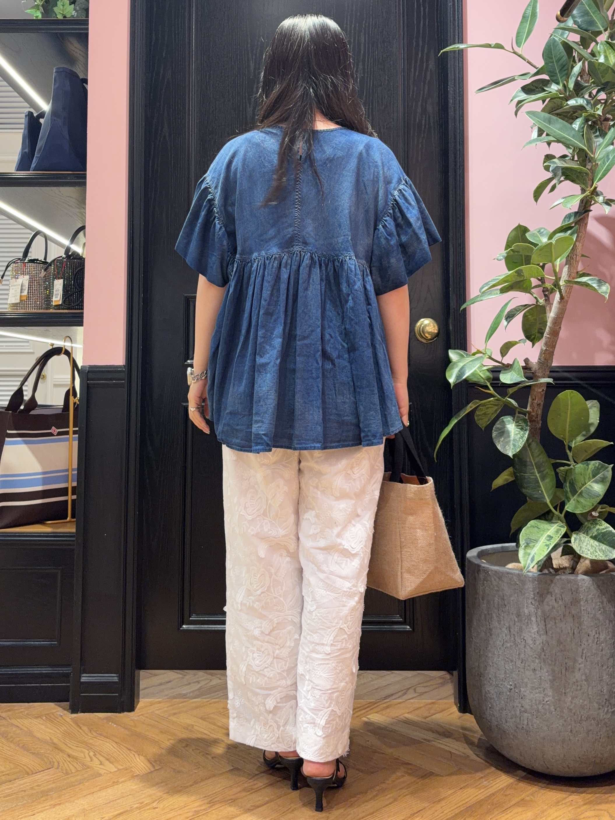 SAKAIさんの「DRESSTERIOR｜【夏デニム】シアーデニムAラインブラウス」を使ったコーディネート
