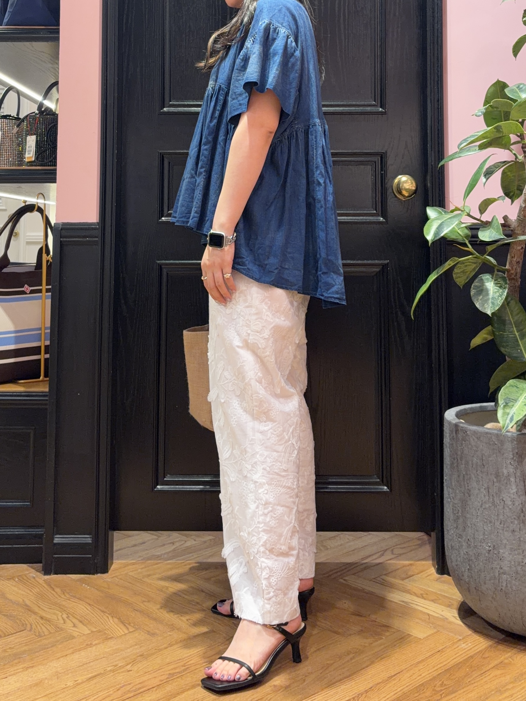 SAKAIさんの「DRESSTERIOR｜【夏デニム】シアーデニムAラインブラウス」を使ったコーディネート