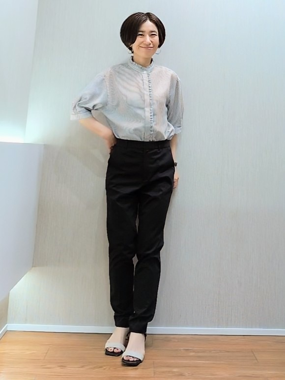ミズタさんの「UNTITLED｜【接触冷感/通気性/洗える】スタンドカラーフリルブラウス」を使ったコーディネート