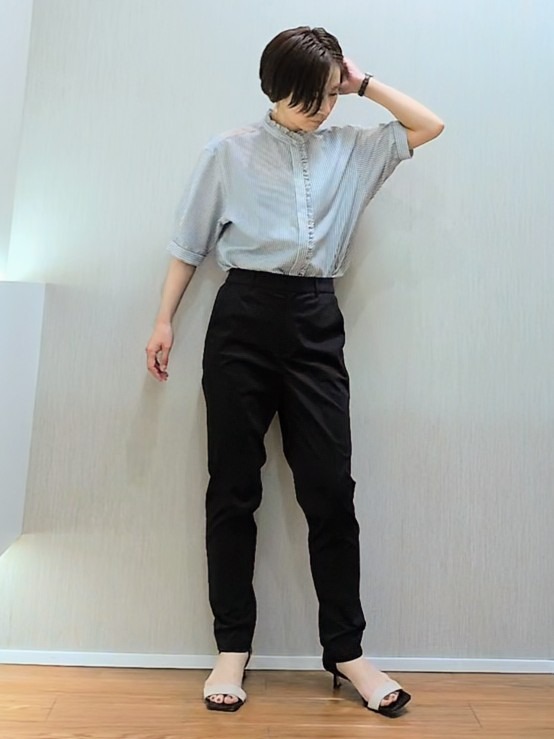 ミズタさんの「UNTITLED｜【接触冷感/通気性/洗える】スタンドカラーフリルブラウス」を使ったコーディネート