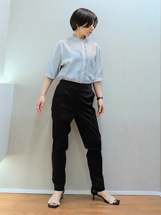 ミズタさんの「UNTITLED｜【接触冷感/通気性/洗える】スタンドカラーフリルブラウス」を使ったコーディネート