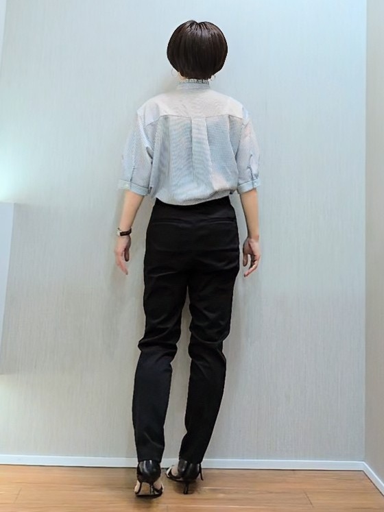 ミズタさんの「UNTITLED｜【接触冷感/通気性/洗える】スタンドカラーフリルブラウス」を使ったコーディネート