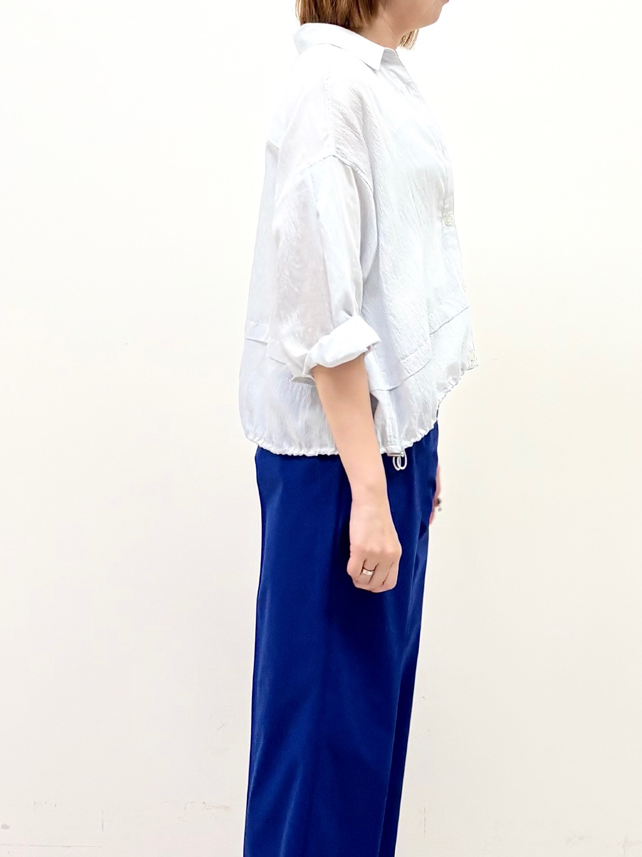 まいこさんの「INDIVI｜【接触冷感／洗える／2WAY】ドロスト付 シアーシャンブレーシャツ」を使ったコーディネート