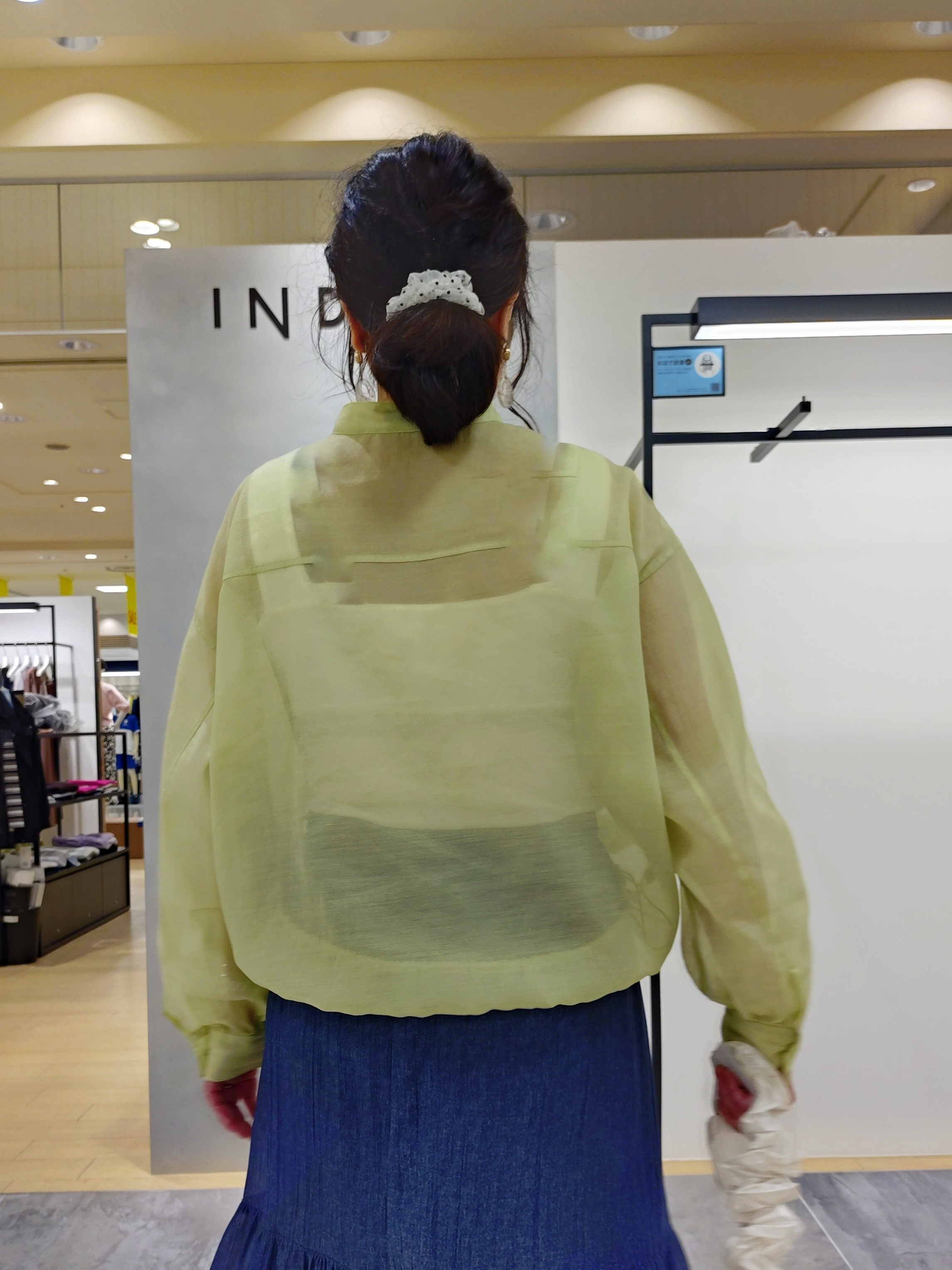 TOMOMIさんの「INDIVI｜【トレンド／2WAY】裾ドロスト付きシアーブラウスブルゾン」を使ったコーディネート