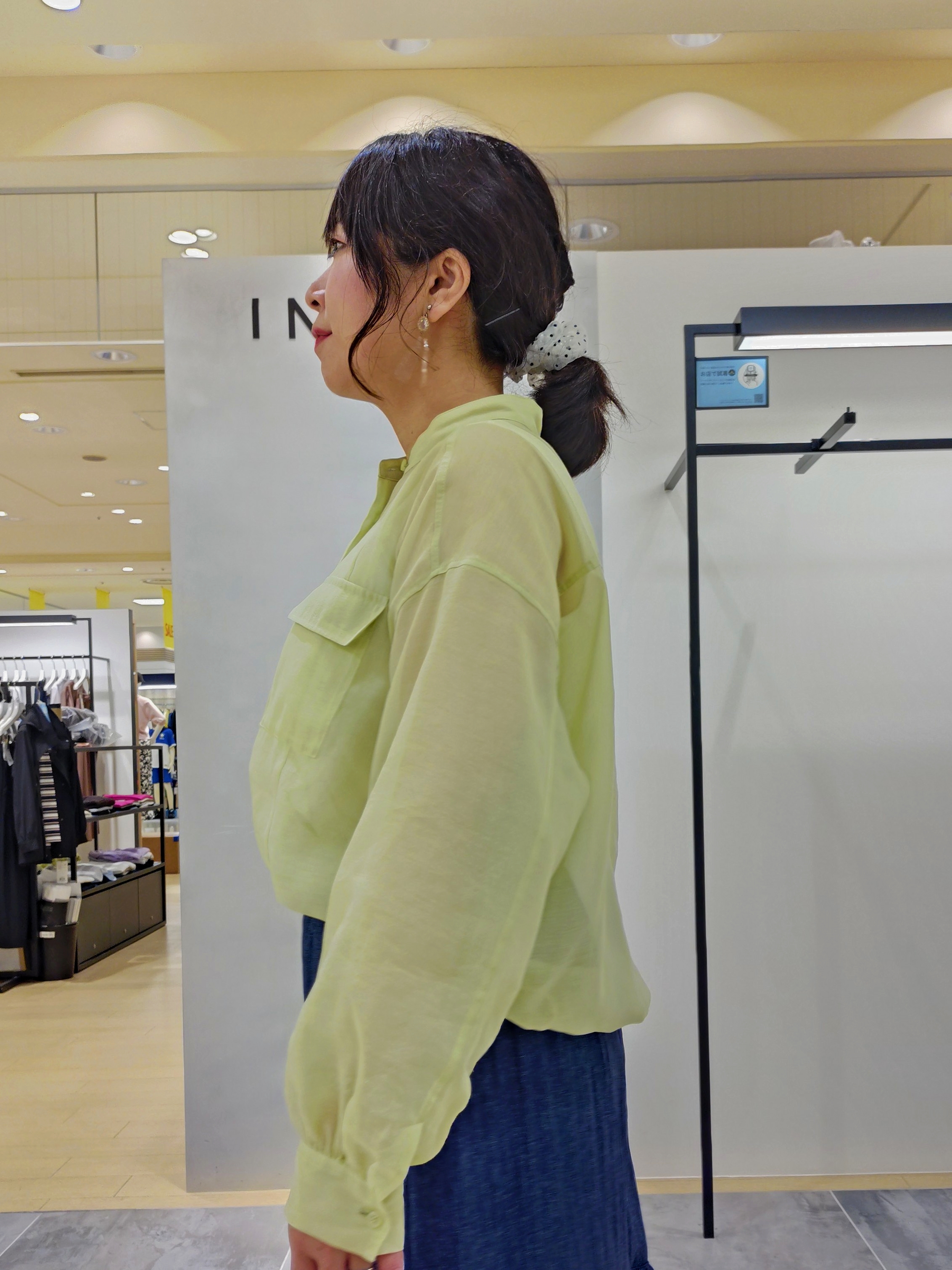 TOMOMIさんの「INDIVI｜【トレンド／2WAY】裾ドロスト付きシアーブラウスブルゾン」を使ったコーディネート