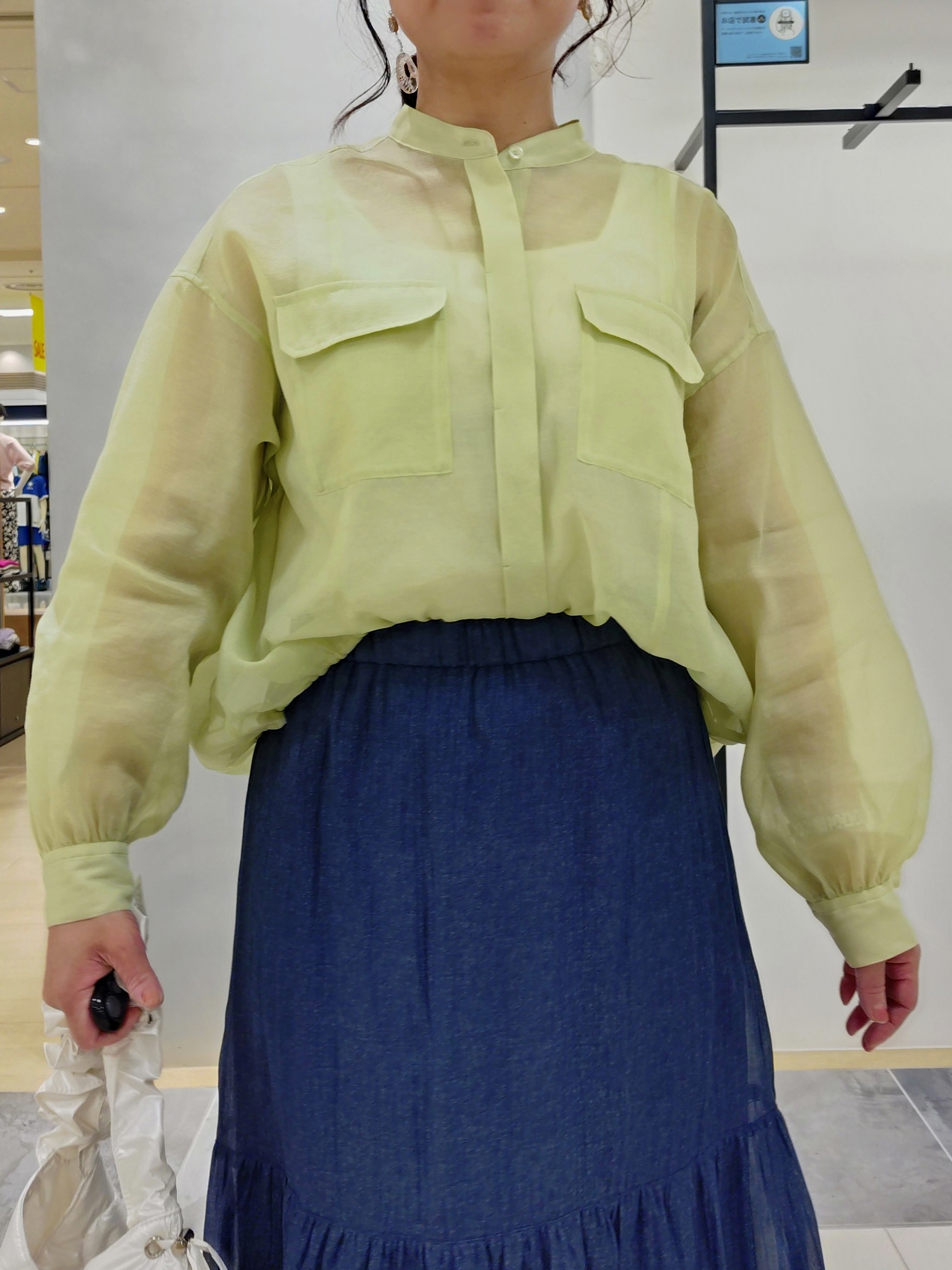 TOMOMIさんの「INDIVI｜【トレンド／2WAY】裾ドロスト付きシアーブラウスブルゾン」を使ったコーディネート