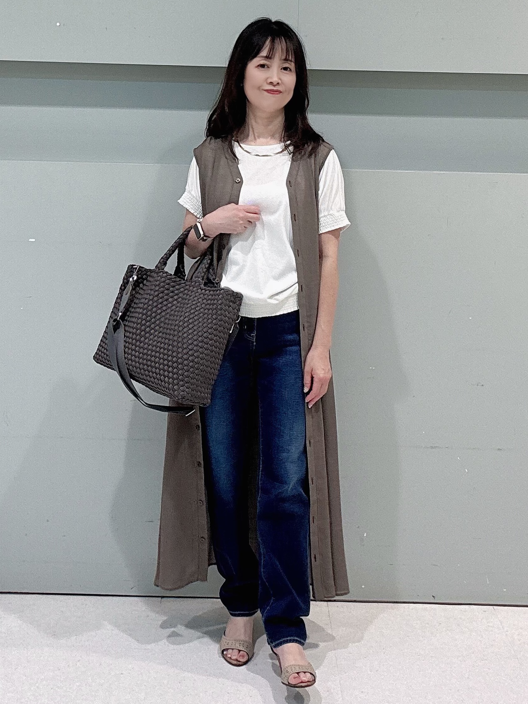 makiさんの「UNTITLED｜【通気性/前開きボタン】シアーVネックワンピース」を使ったコーディネート