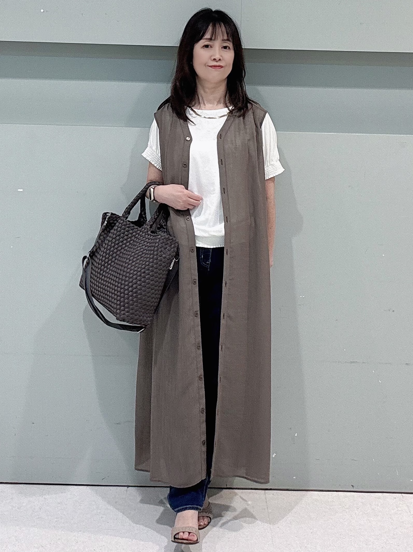 makiさんの「UNTITLED｜【通気性/前開きボタン】シアーVネックワンピース」を使ったコーディネート