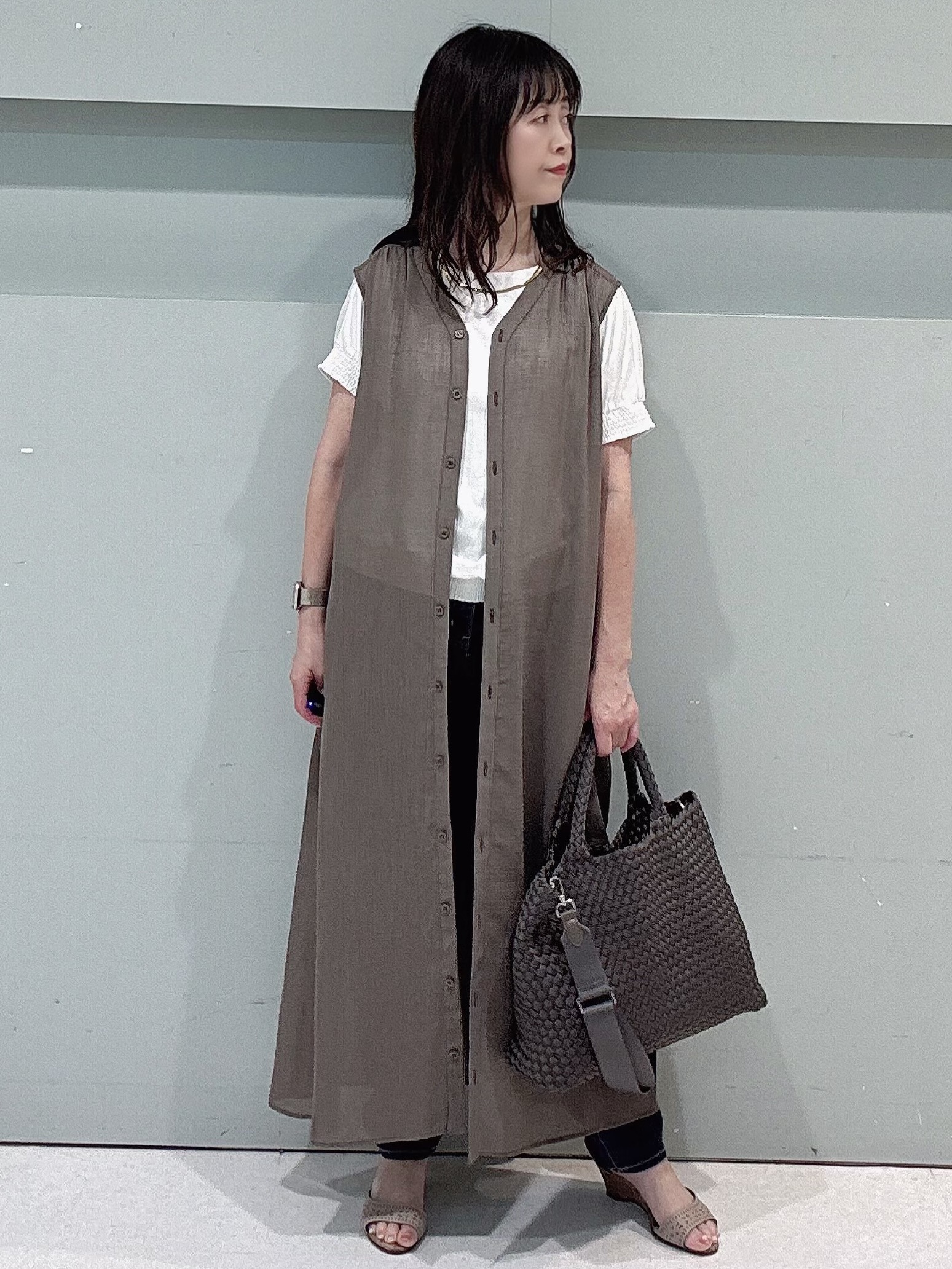makiさんの「UNTITLED｜【通気性/前開きボタン】シアーVネックワンピース」を使ったコーディネート