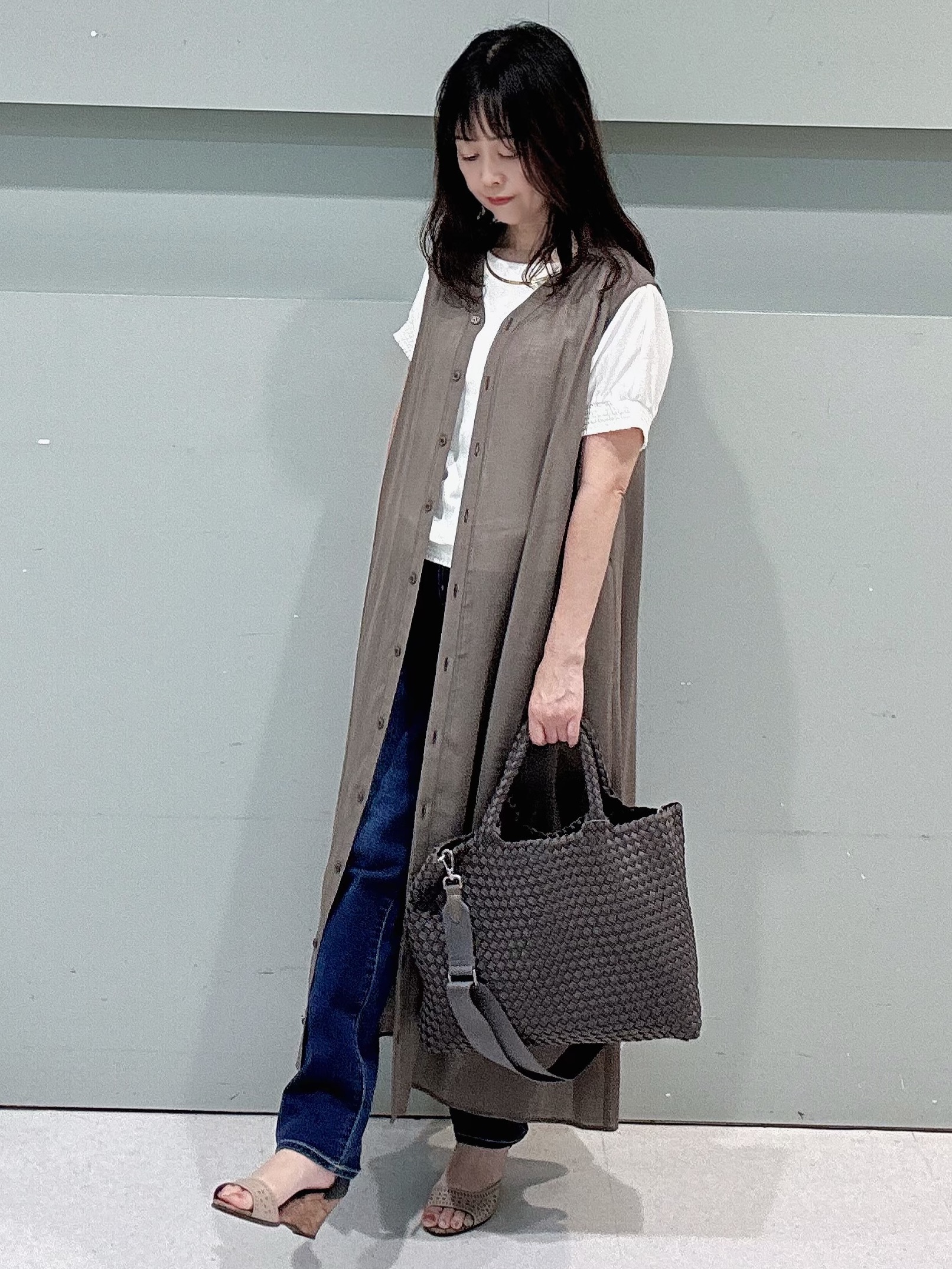 makiさんの「UNTITLED｜【通気性/前開きボタン】シアーVネックワンピース」を使ったコーディネート