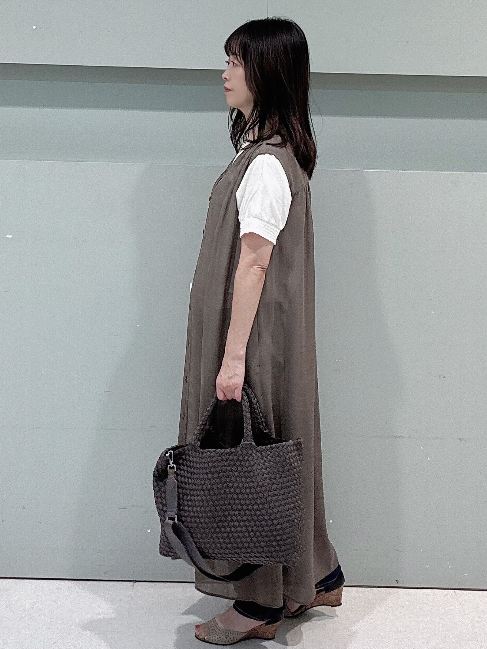 makiさんの「UNTITLED｜【通気性/前開きボタン】シアーVネックワンピース」を使ったコーディネート