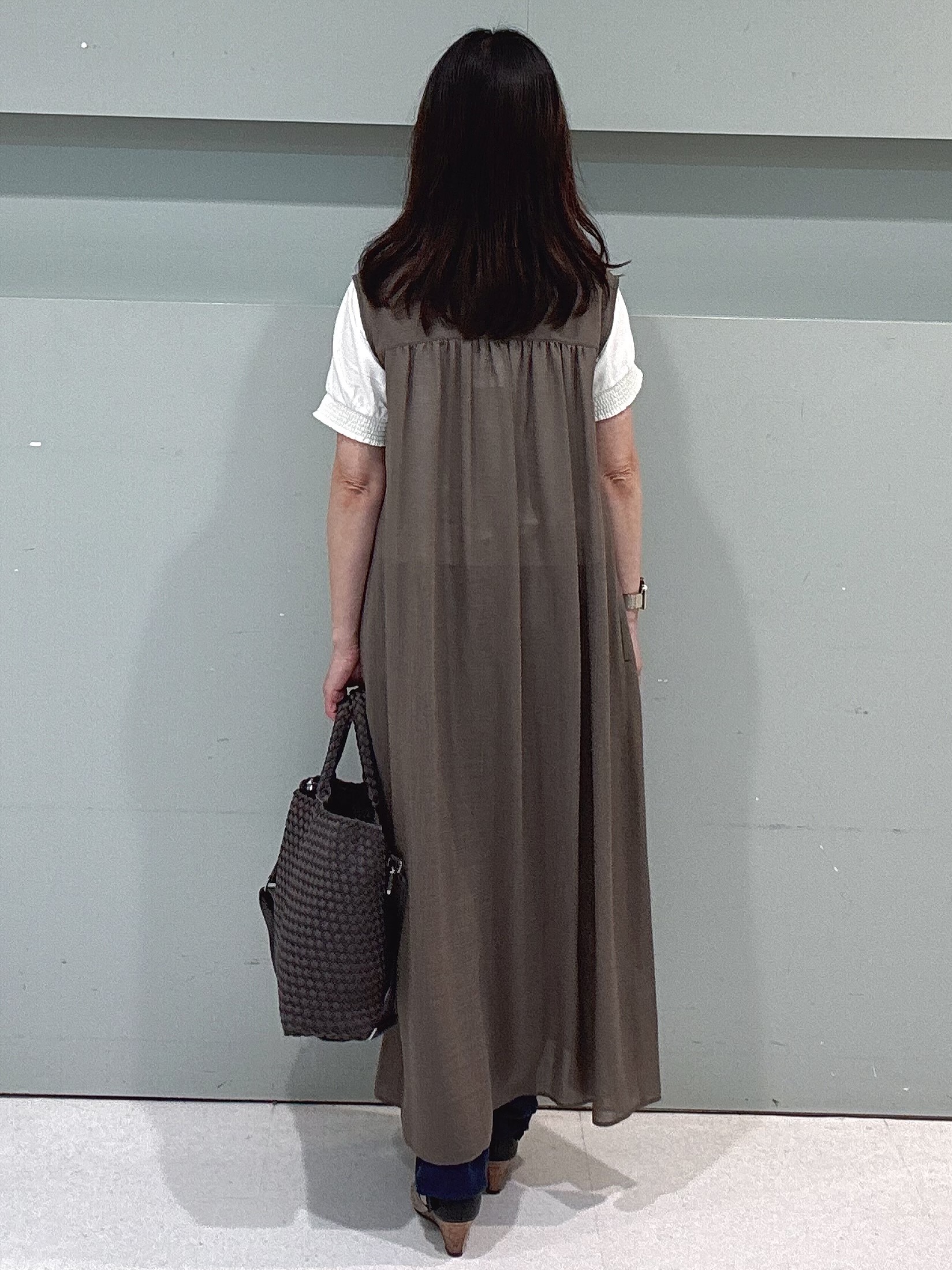 makiさんの「UNTITLED｜【通気性/前開きボタン】シアーVネックワンピース」を使ったコーディネート