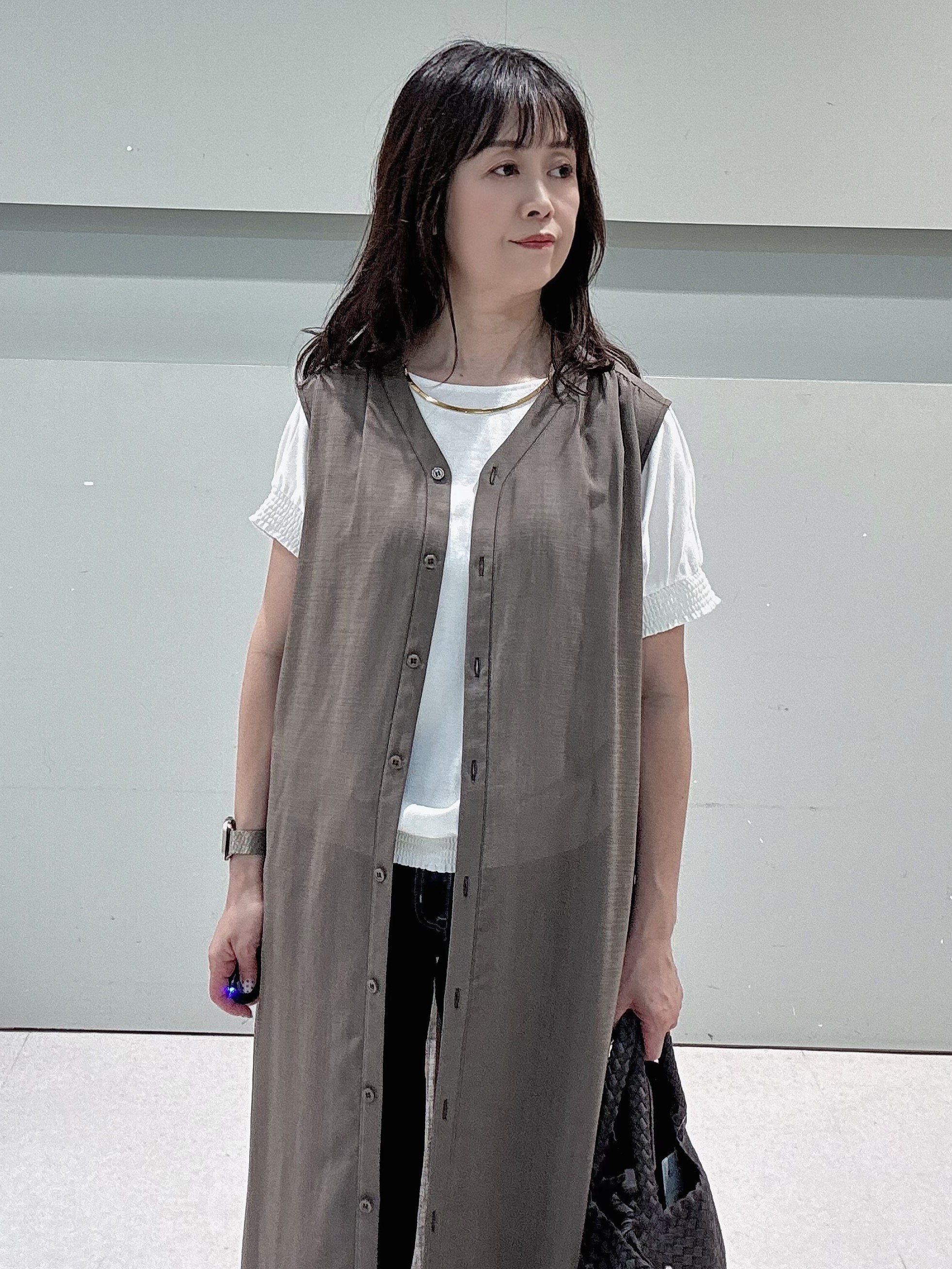 makiさんの「UNTITLED｜【通気性/前開きボタン】シアーVネックワンピース」を使ったコーディネート
