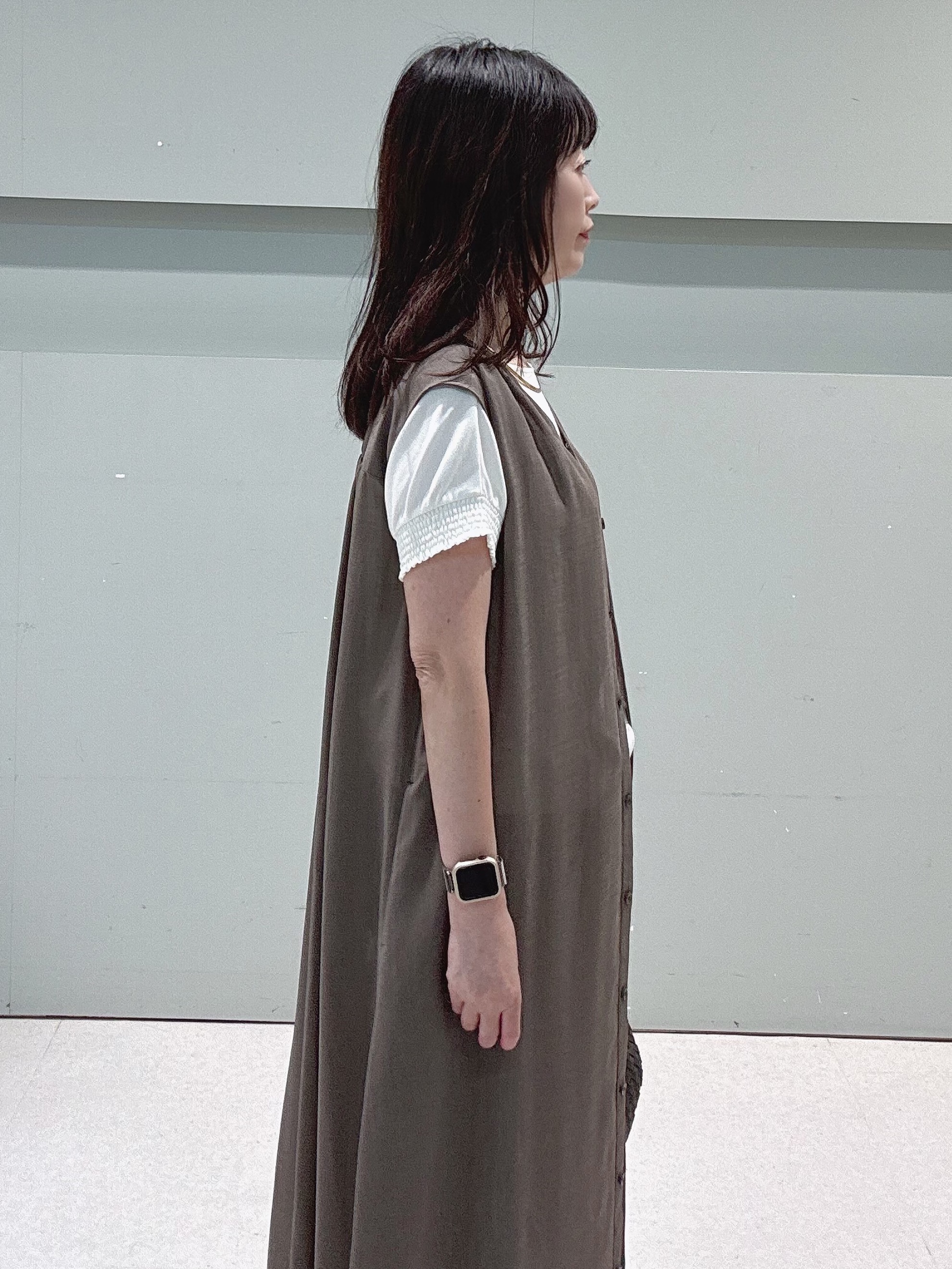 makiさんの「UNTITLED｜【通気性/前開きボタン】シアーVネックワンピース」を使ったコーディネート