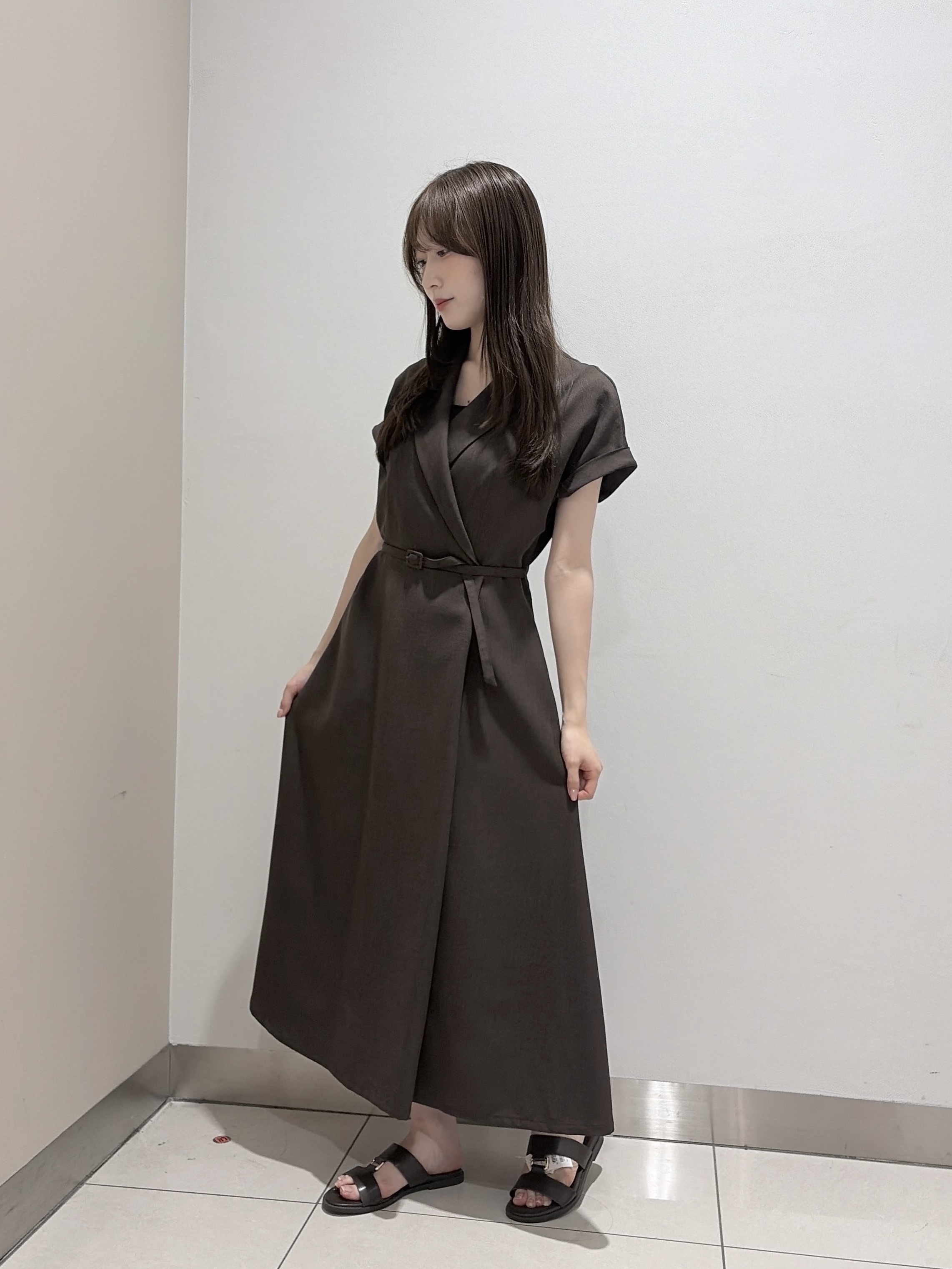 岡田美詩さんの「UNTITLED｜【接触冷感/UVカット/イージーケア】テーラードカラーワンピース」を使ったコーディネート