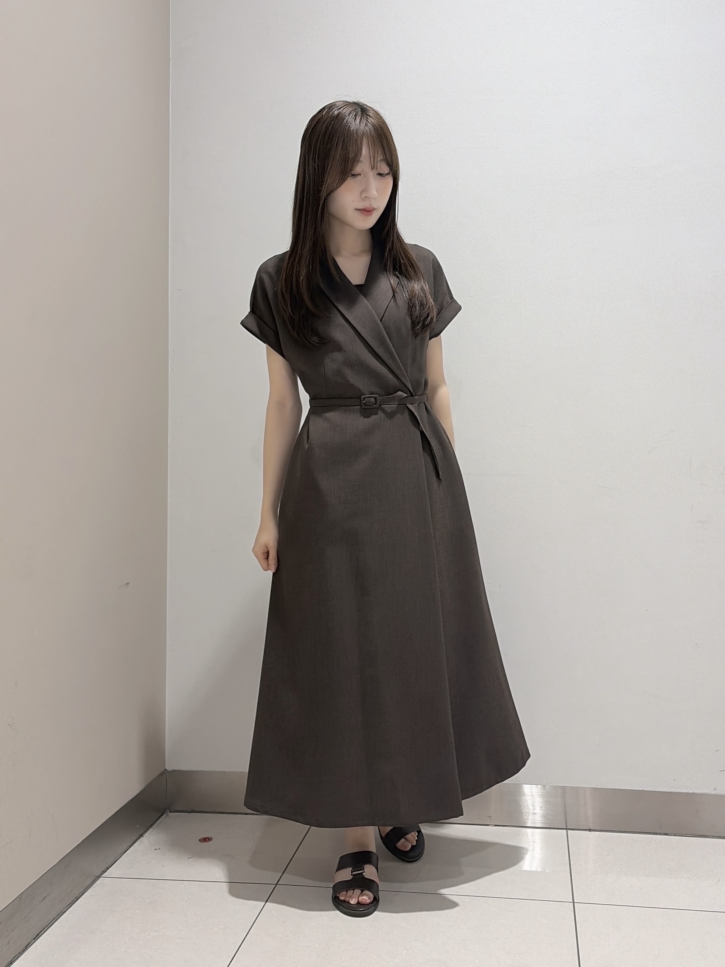 岡田美詩さんの「UNTITLED｜【接触冷感/UVカット/イージーケア】テーラードカラーワンピース」を使ったコーディネート