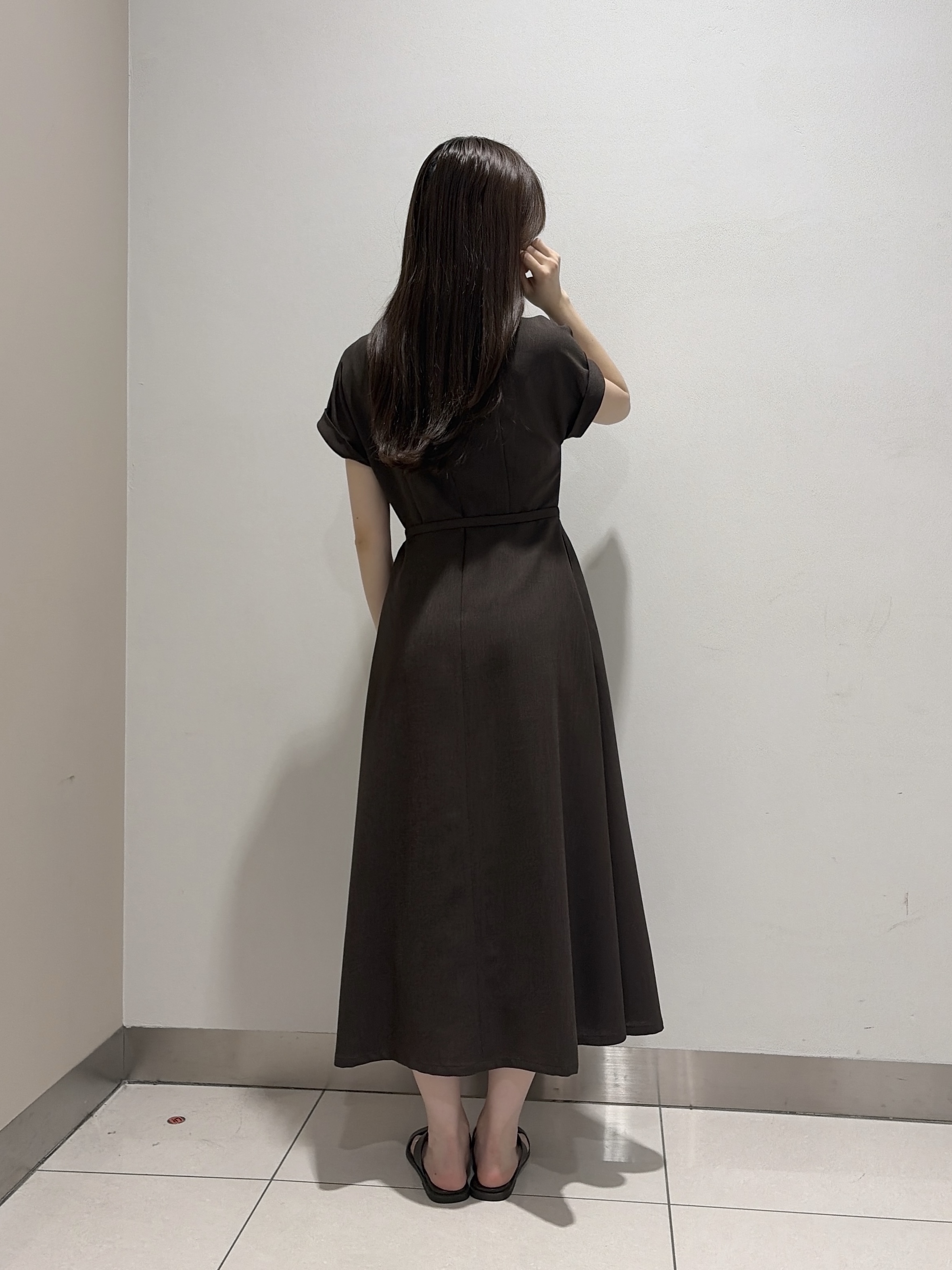 岡田美詩さんの「UNTITLED｜【接触冷感/UVカット/イージーケア】テーラードカラーワンピース」を使ったコーディネート