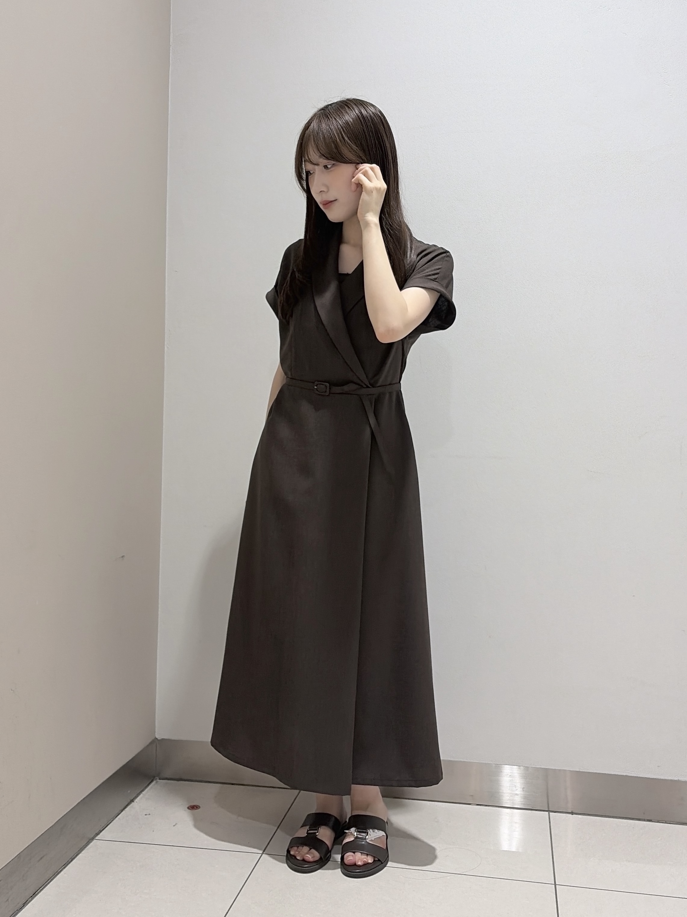 岡田美詩さんの「UNTITLED｜【接触冷感/UVカット/イージーケア】テーラードカラーワンピース」を使ったコーディネート