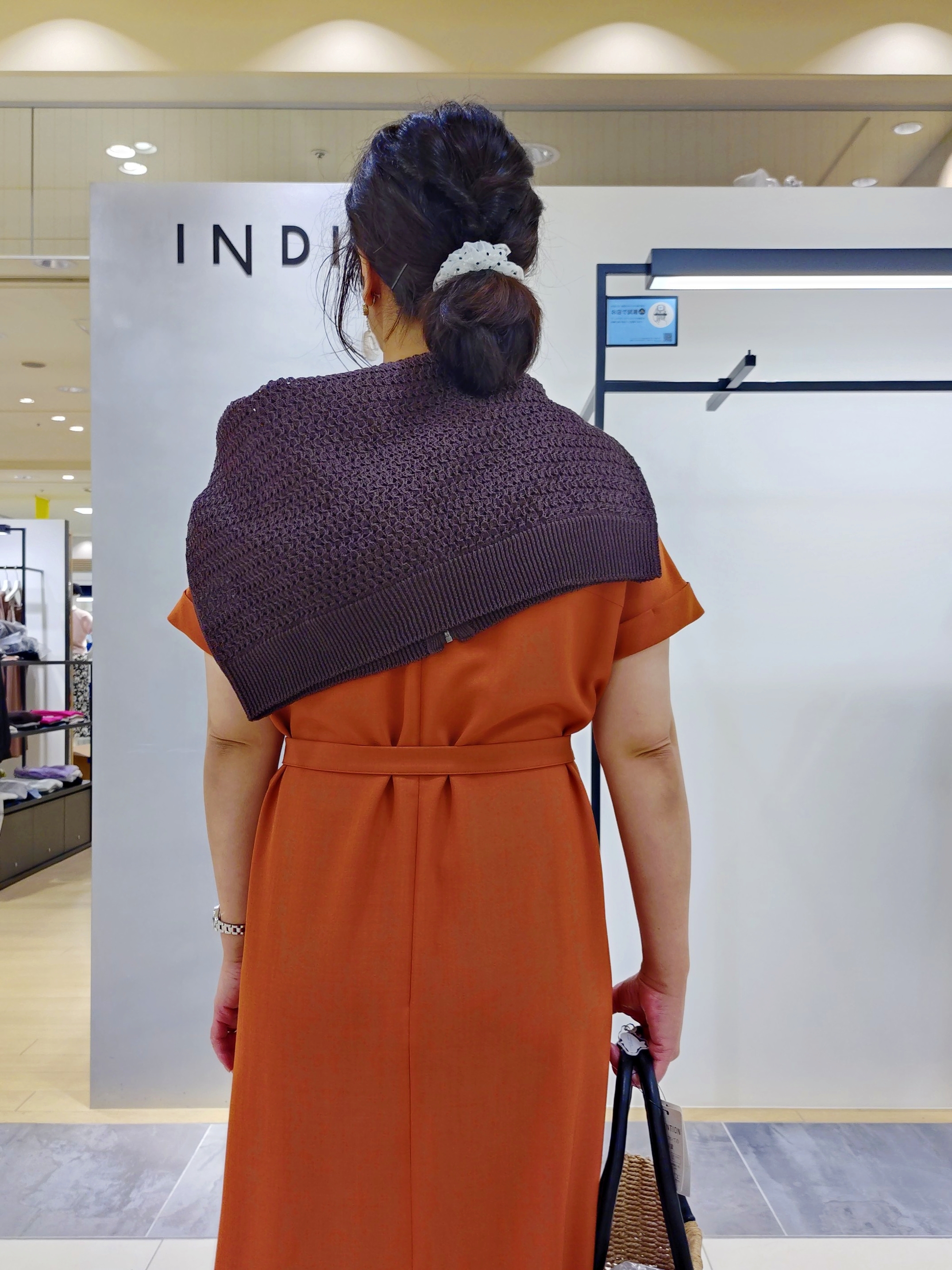TOMOMIさんの「INDIVI｜【華奢見え】ベルト付きナローワンピース」を使ったコーディネート