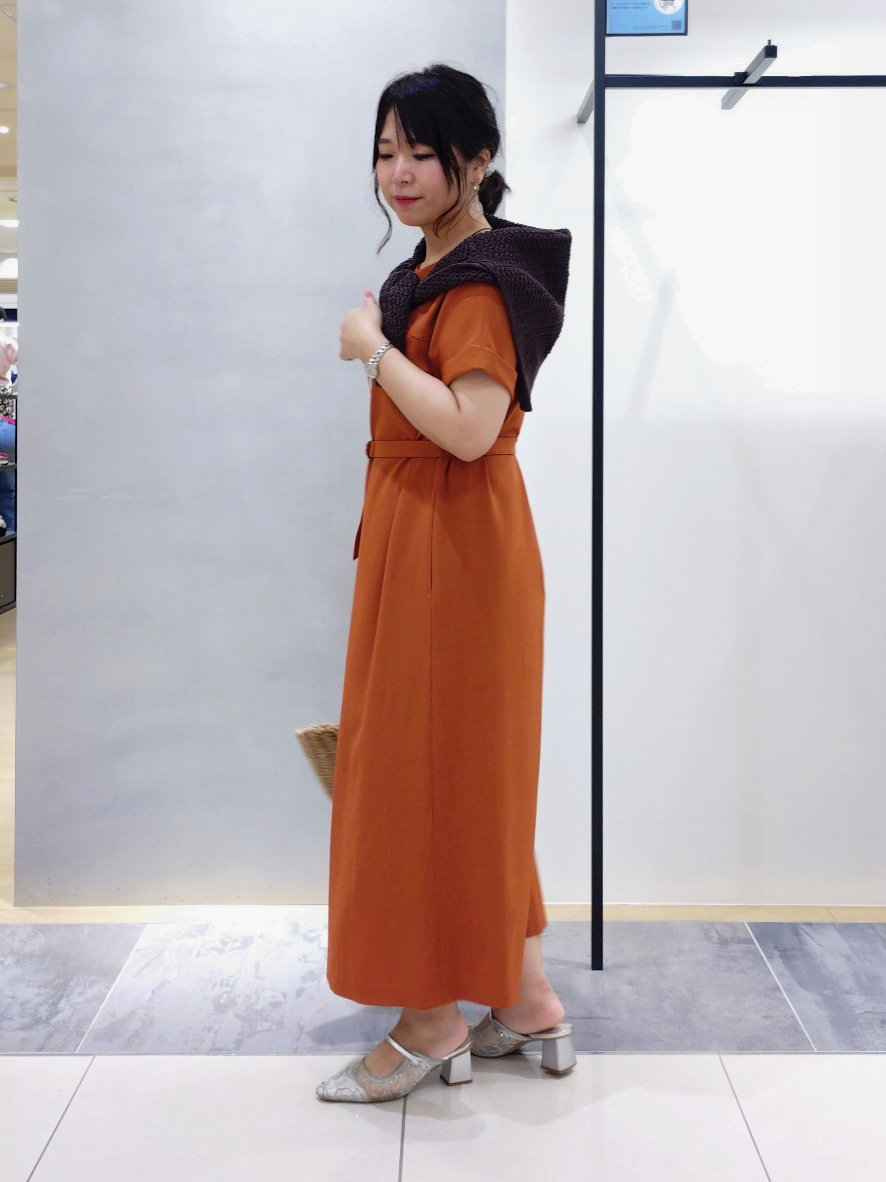 TOMOMIさんの「INDIVI｜【華奢見え】ベルト付きナローワンピース」を使ったコーディネート