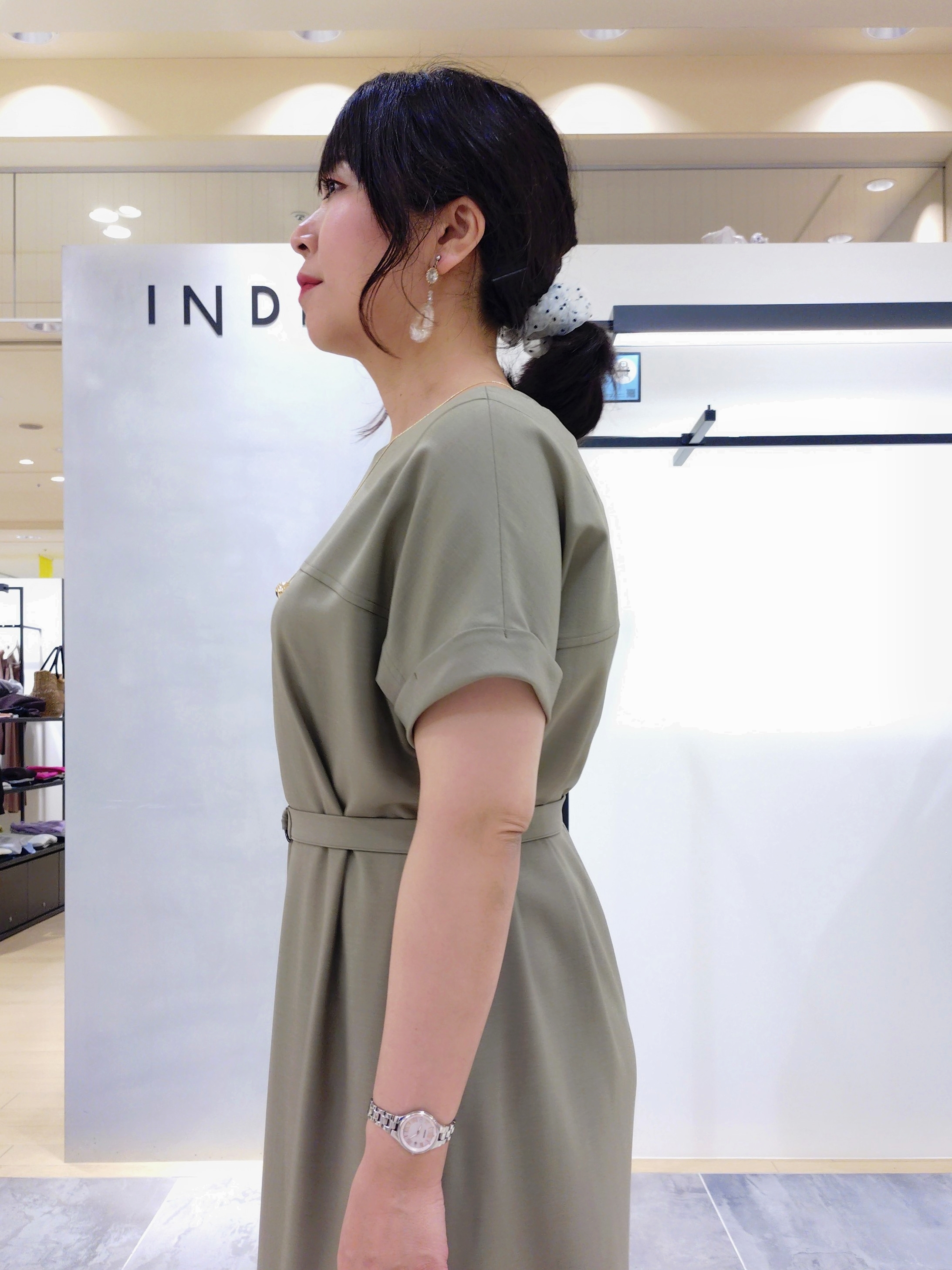 TOMOMIさんの「INDIVI｜【大人カジュアル】メタリックかぎ編みボトルバッグ」を使ったコーディネート